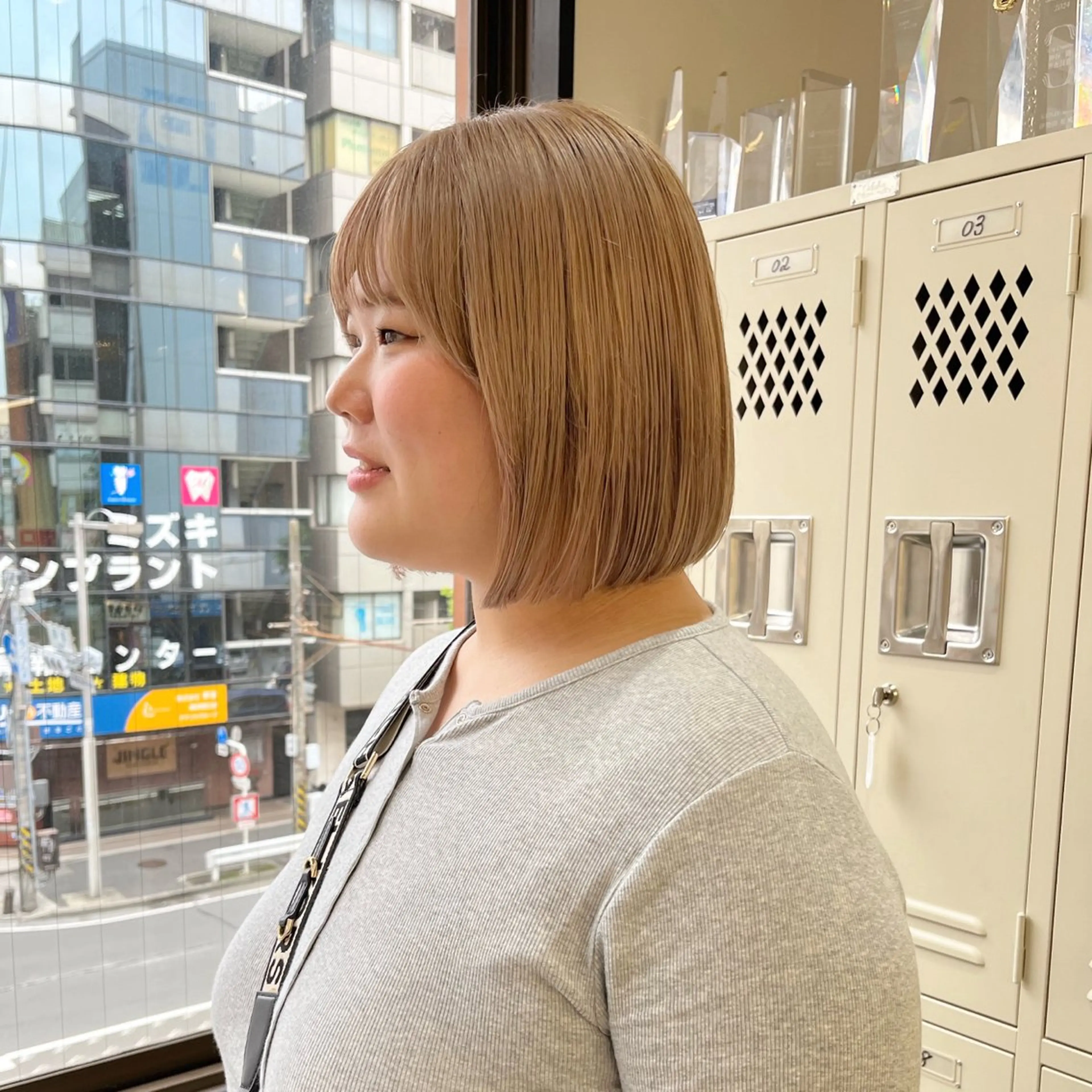 ショート カラー ベージュカラー ブリーチ ミルクティーベージュ ブリーチなしカラー ボブ カット ヘアカラー トリートメント 朝がちょっと楽しくな るshort･bobのヘアスタイル