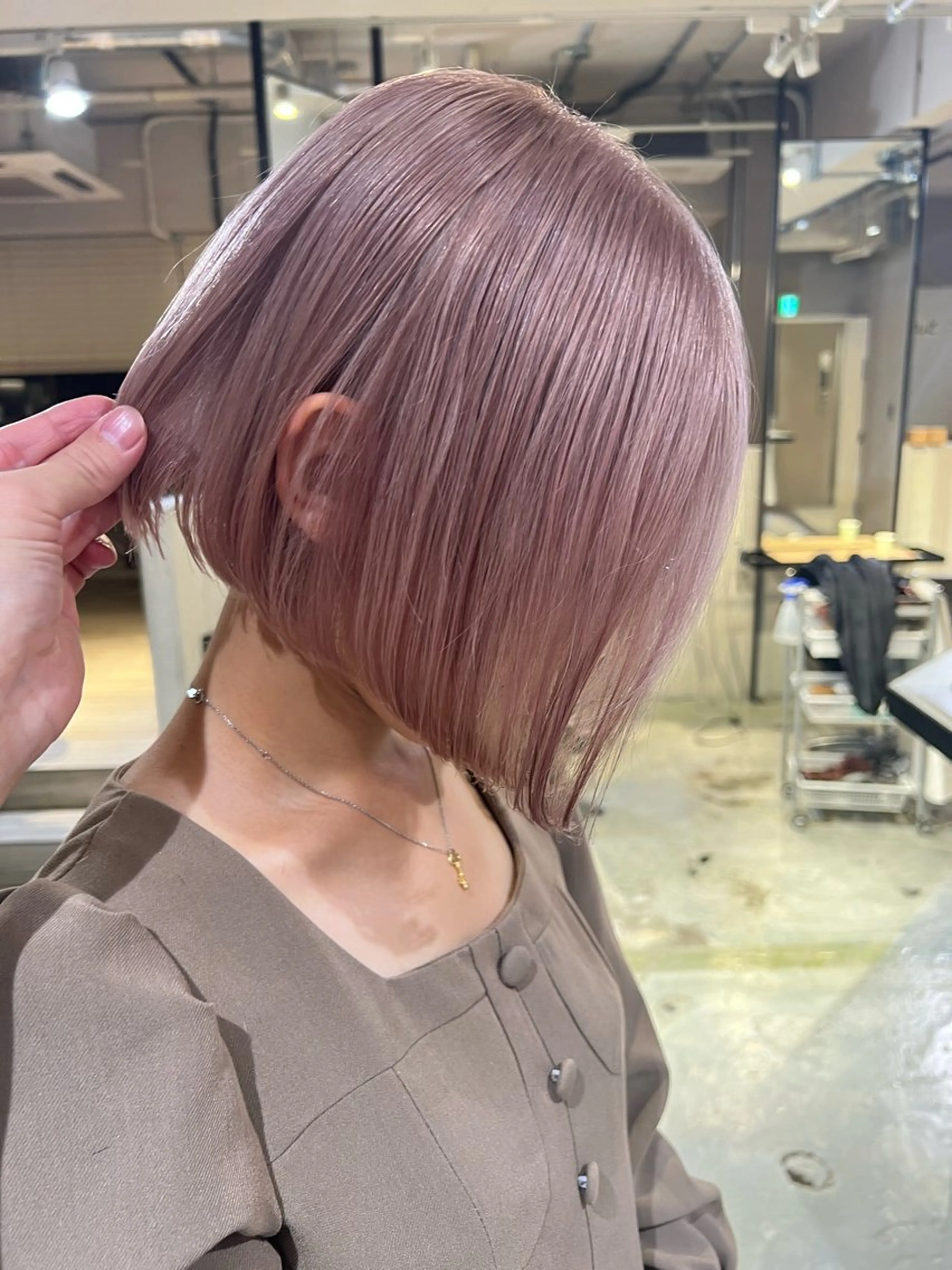 ショート カラー 切りっぱなしボブ ベージュカラー ピンクカラー ピンクベージュ ホワイトピンク レイヤーカット/韓国 艶カラー🪄REN.のヘアスタイル