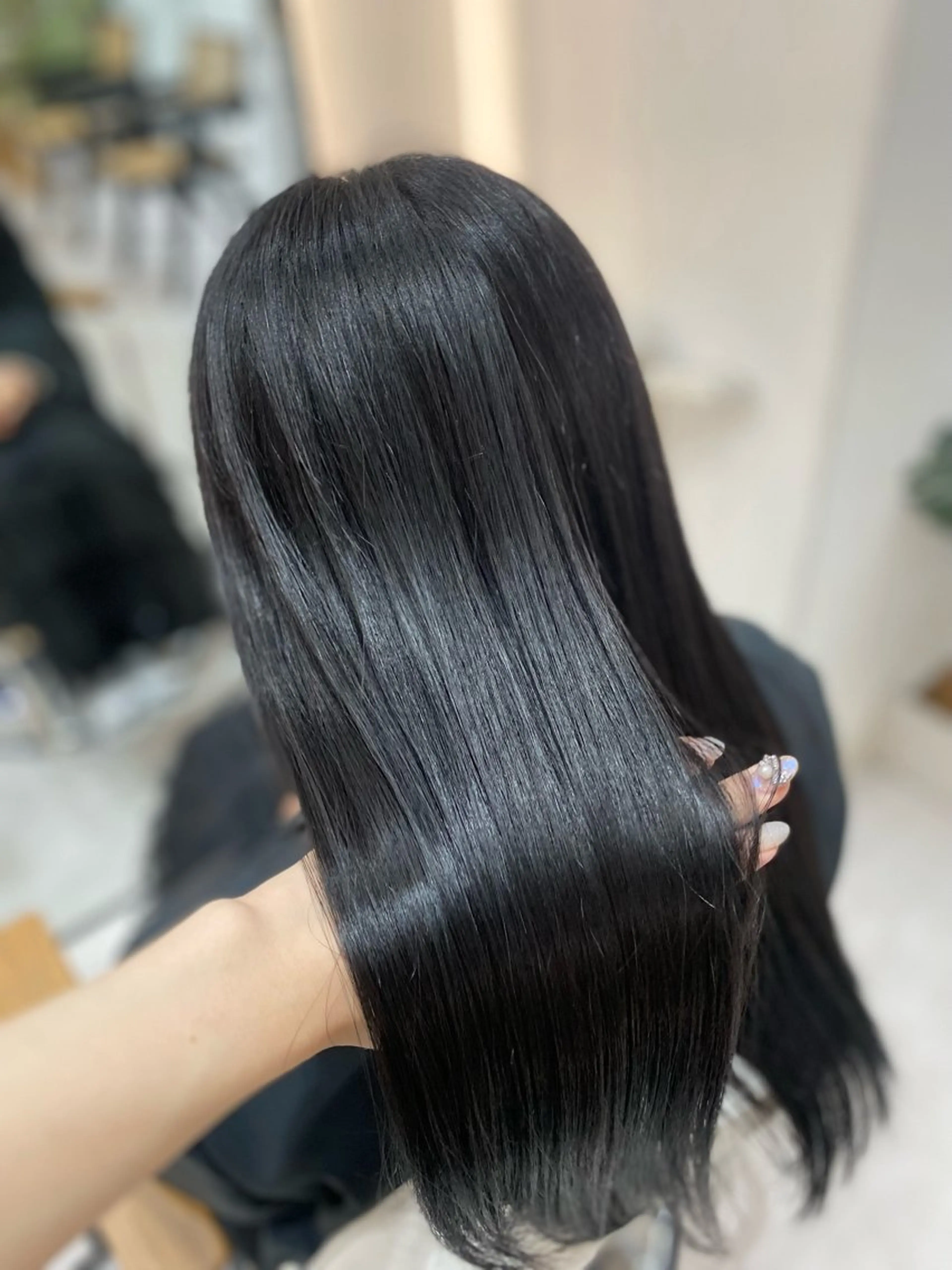 ロング カラー パーマ 黒髪 ブルーカラー ブルーブラック ケアカラー 縮毛矯正 カット ヘアカラー 縮毛矯正 トリートメント 艶髪・透明感カラー・ 韓国ヘア・Yuriのヘアスタイル