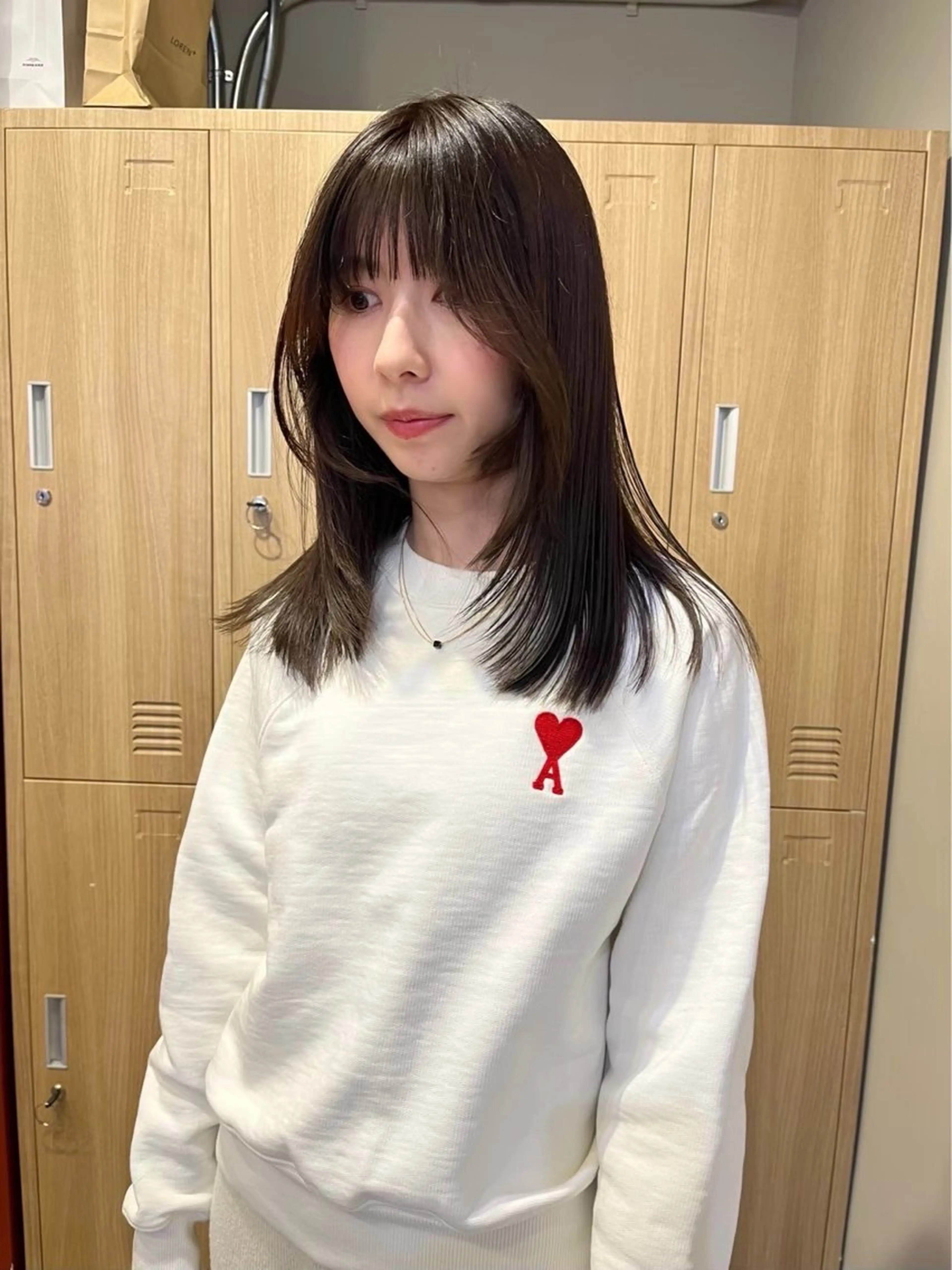 セミロング アッシュ アッシュブラウン 顔まわりレイヤー 顔周りカット レイヤーカット LOREN＋透明感 オリーブhirokoのヘアスタイル