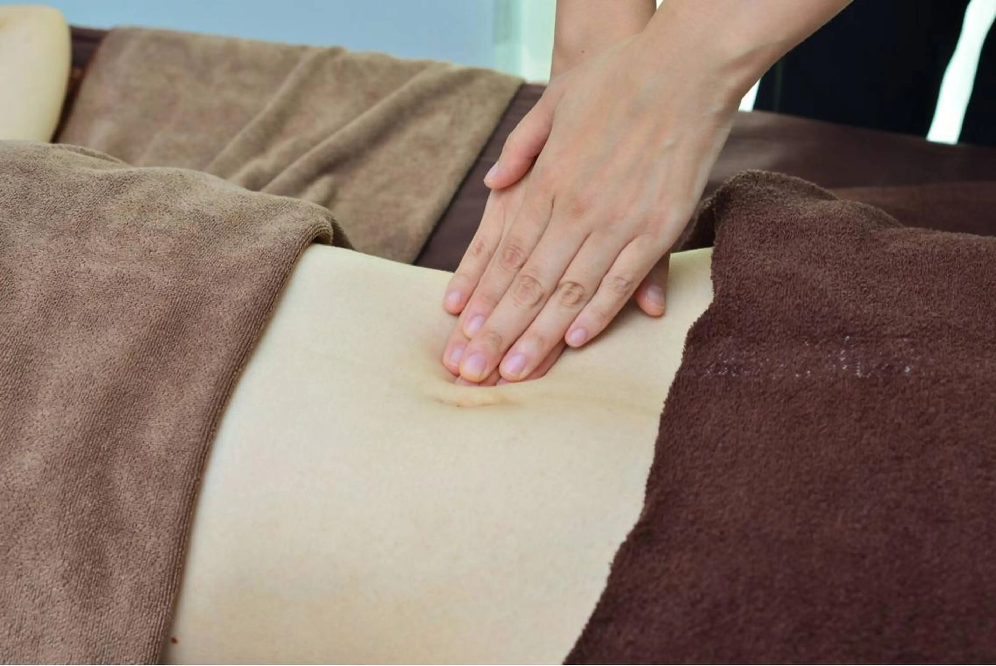 【便秘解消の第一歩！腸活アドバイスも】腸もみ＋骨盤調整＋ミネラルヘッドスパ　¥11,000の写真