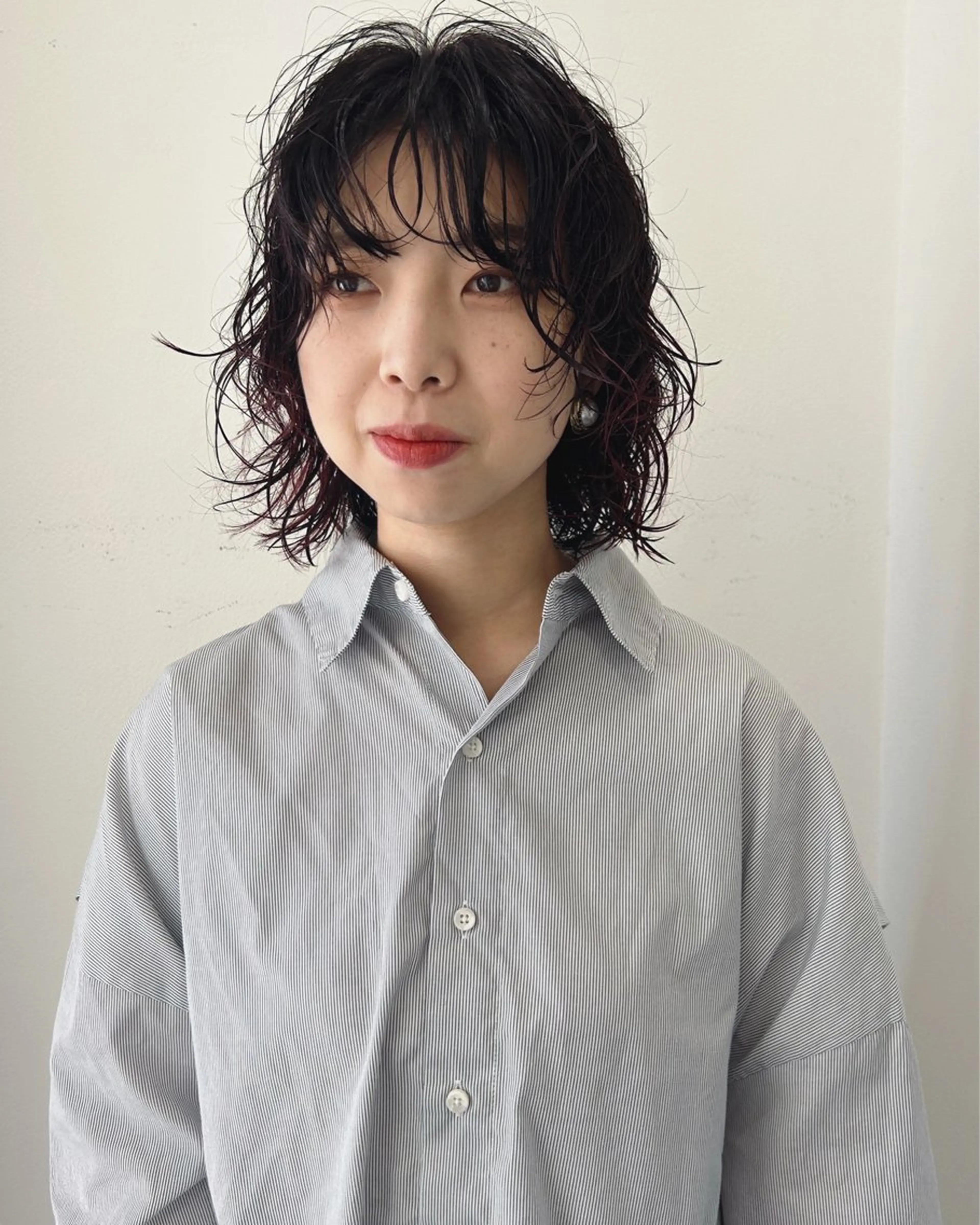 ミディアム カラー パーマ ミディアムパーマ ブリーチ ボルドーカラー ケアブリーチ ハイライトカラー カット ヘアカラー パーマ Loom.所属・村上雅人 ナチュラルモードのヘアスタイル