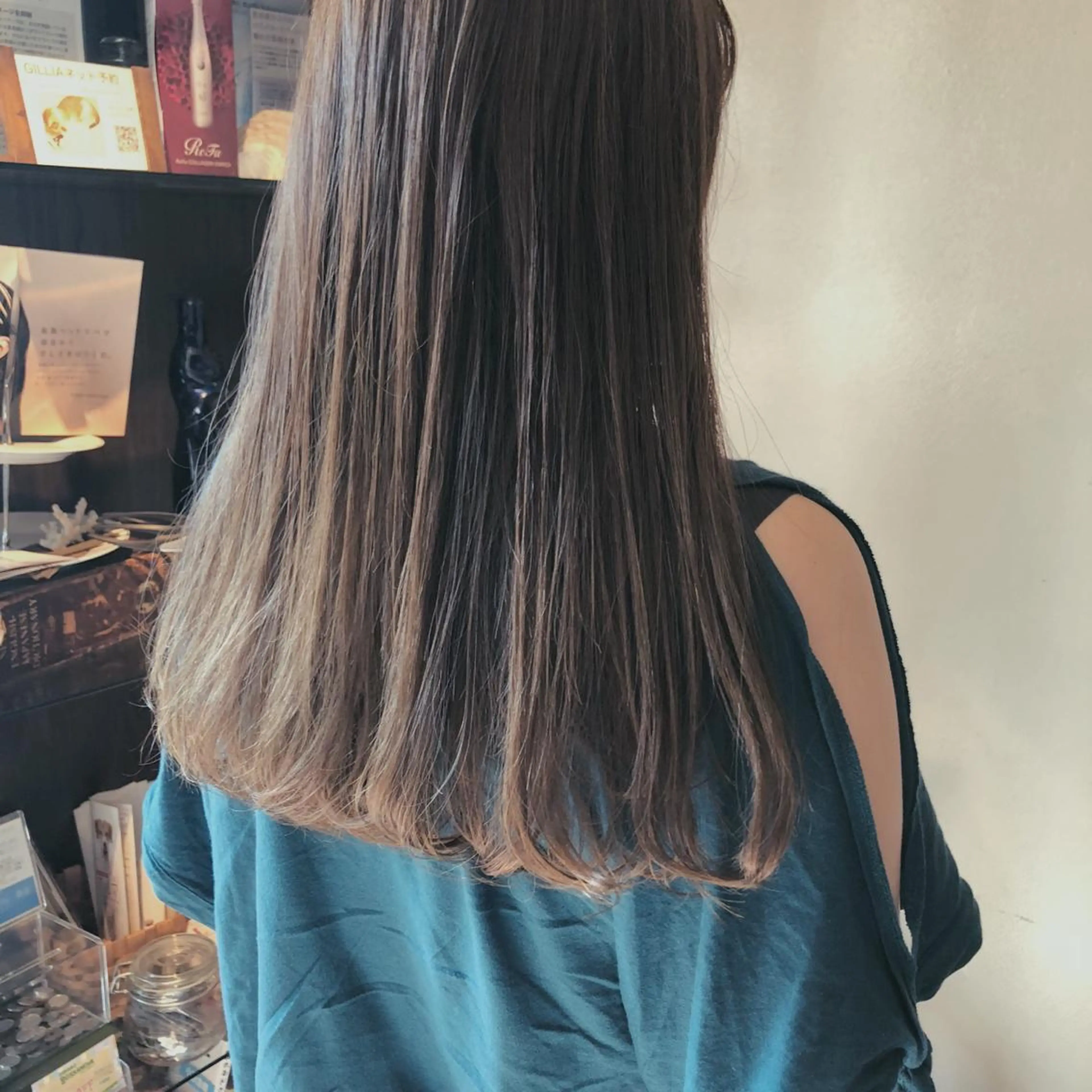 ロング カラー カット ヘアカラー トリートメント 吉川 愛美李のヘアスタイル