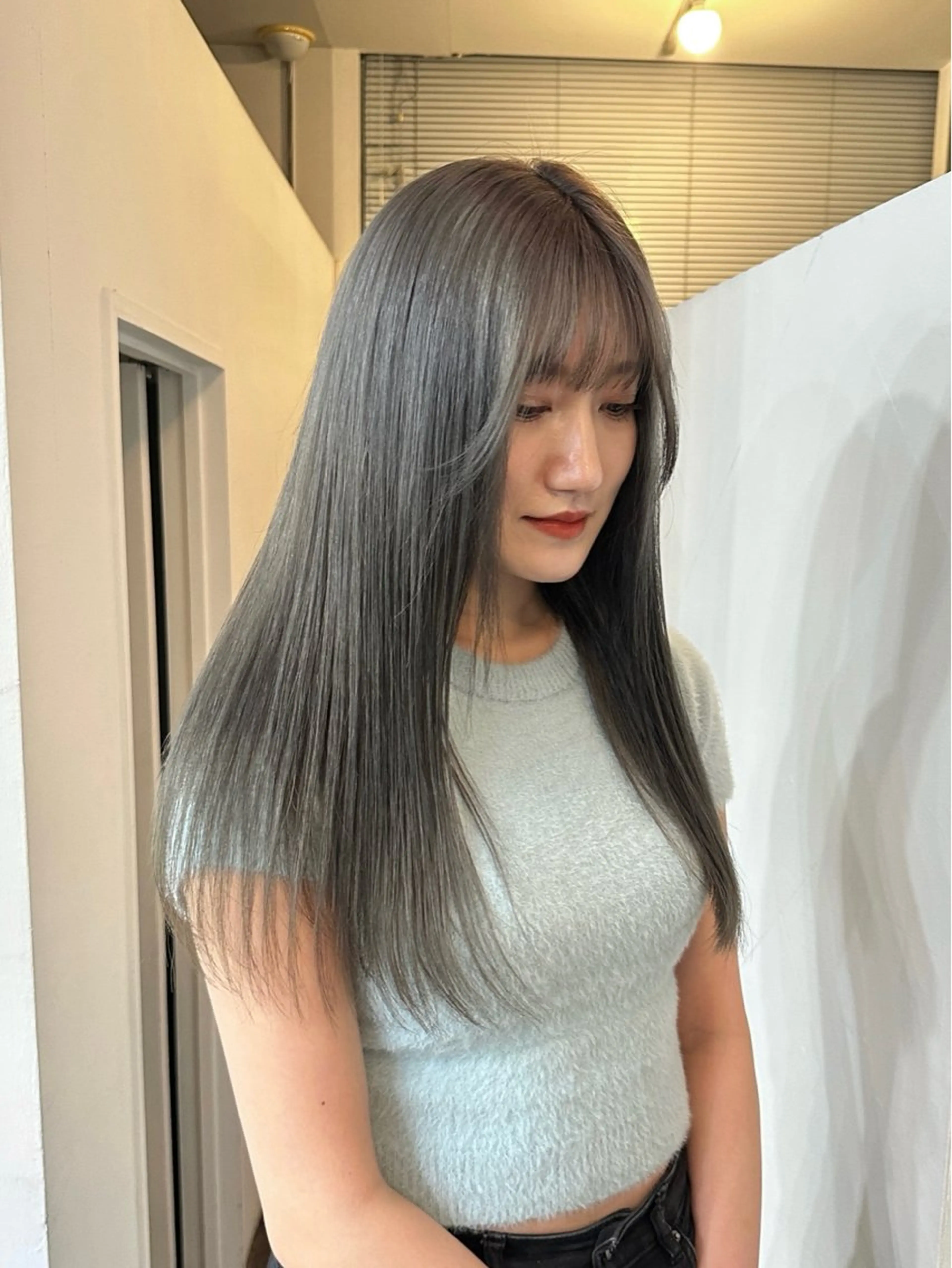 ロング カラー シルバー 磯　亜由香 🌷ブリーチのヘアスタイル