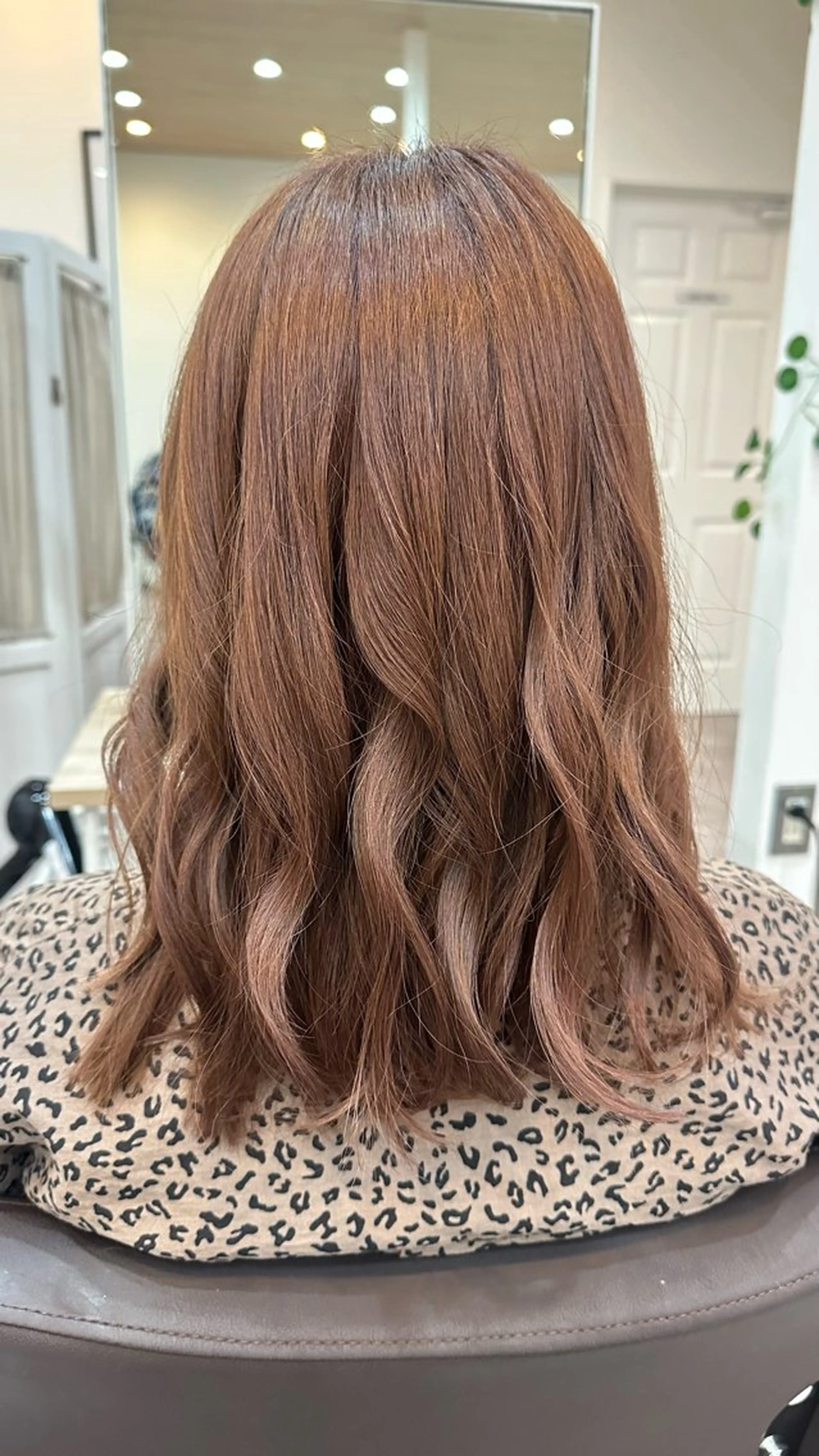 セミロング カラー ブリーチ ブラウンカラー ピンクカラー ピンクブラウン ヘアカラー Agu hair muta 大牟田所属・Agu ゆうしょうのヘアスタイル