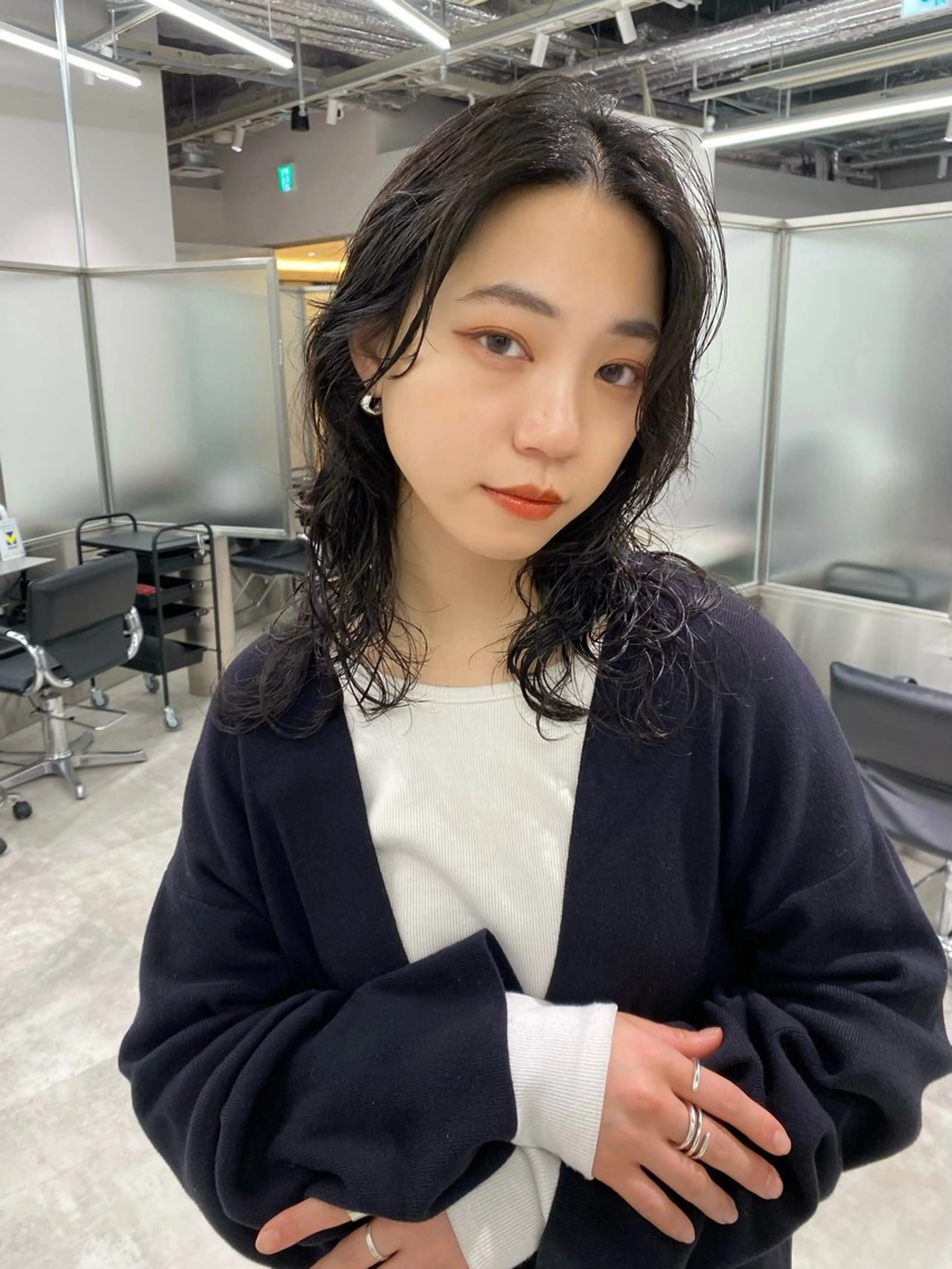 ミディアム カラー パーマ ミディアムパーマ ウルフカット カット ヘアカラー トリートメント 似合わせカット レイヤーボブウルフのヘアスタイル