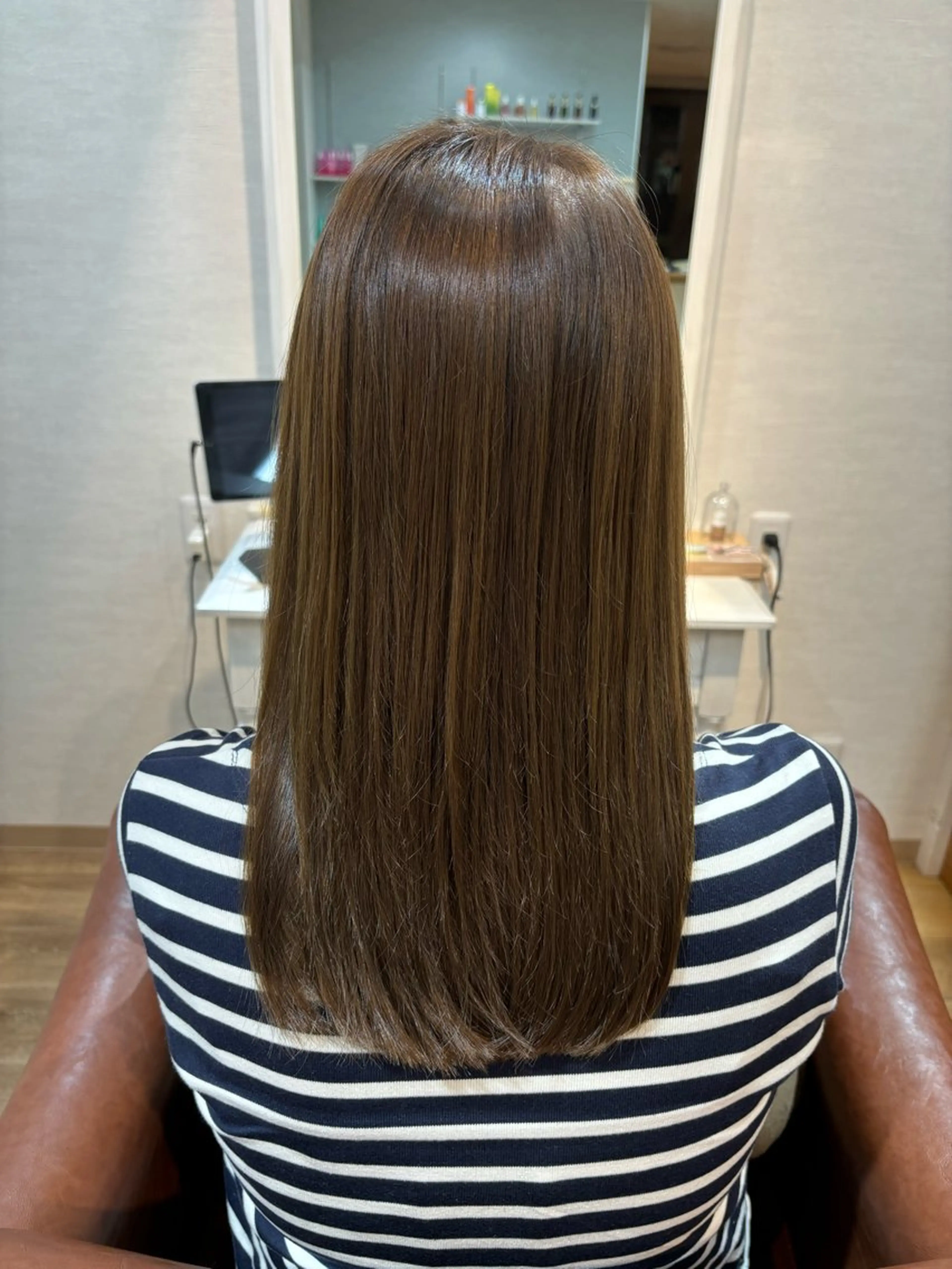 セミロング LEEK ［リーク］ 石原愛里のヘアスタイル