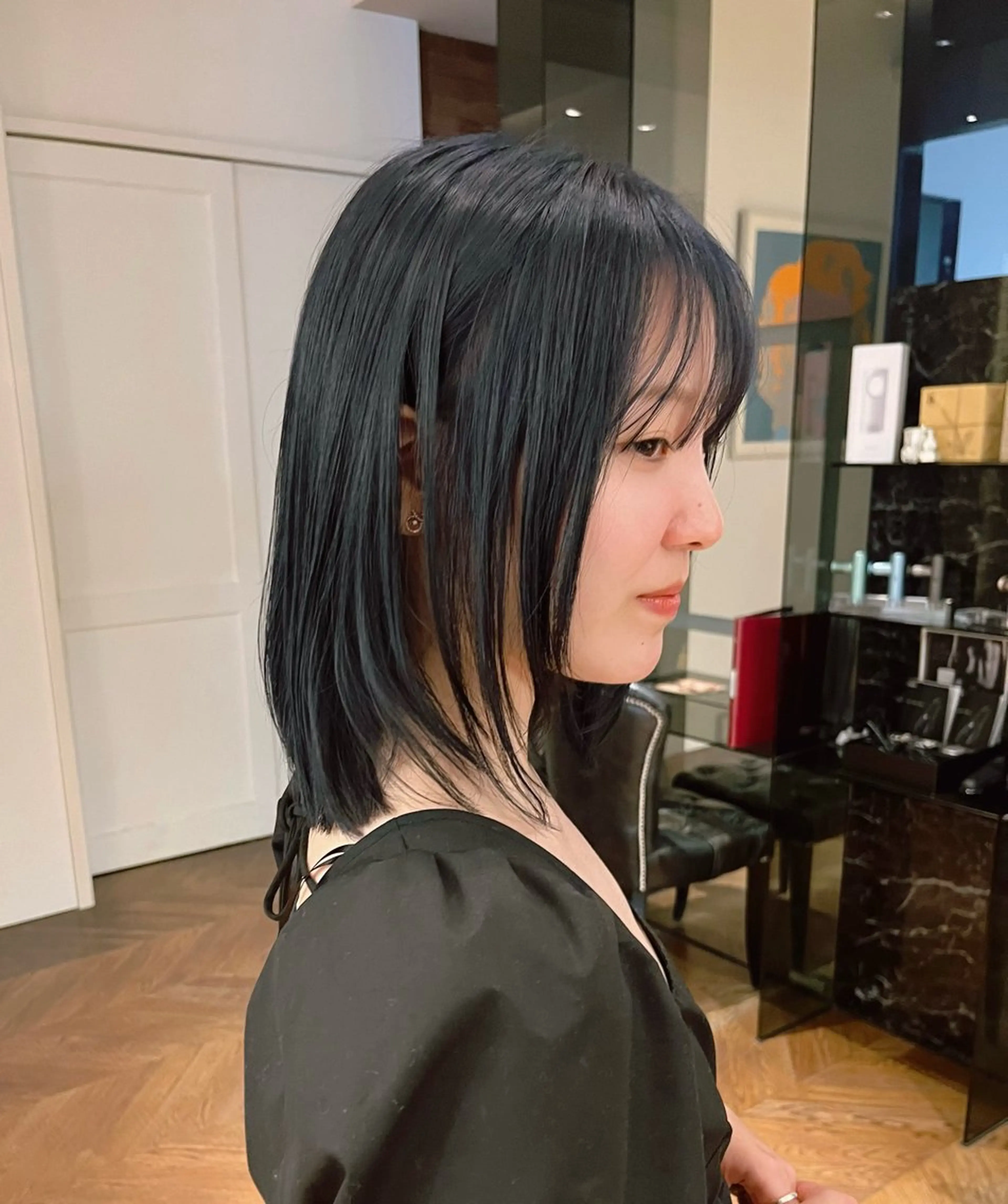 セミロング カラー ブリーチ ネイビーカラー SARA大名caz カット/パーマのヘアスタイル