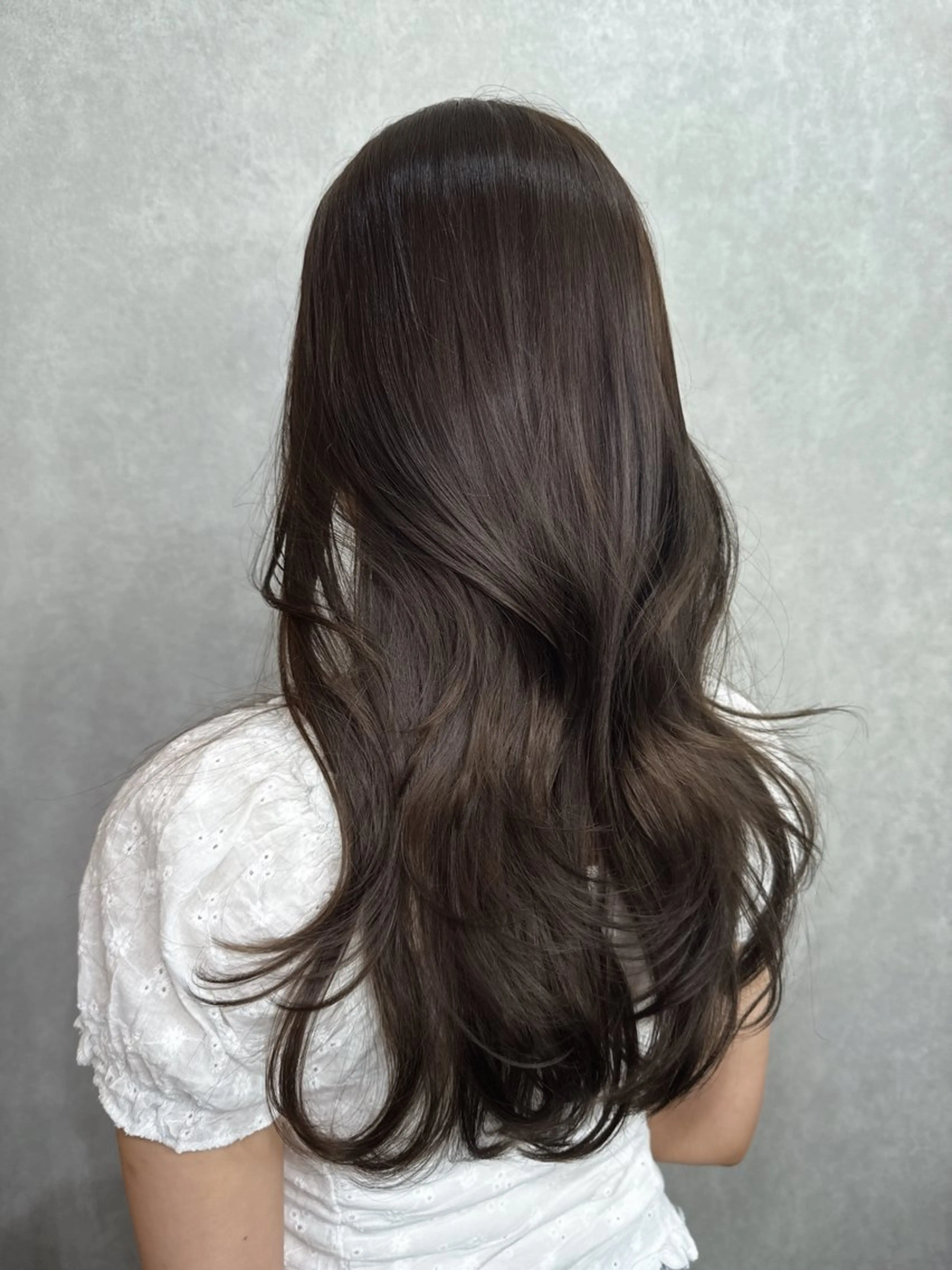 ロング カラー ベージュカラー オリーブベージュ AIRI layer cut hairのヘアスタイル