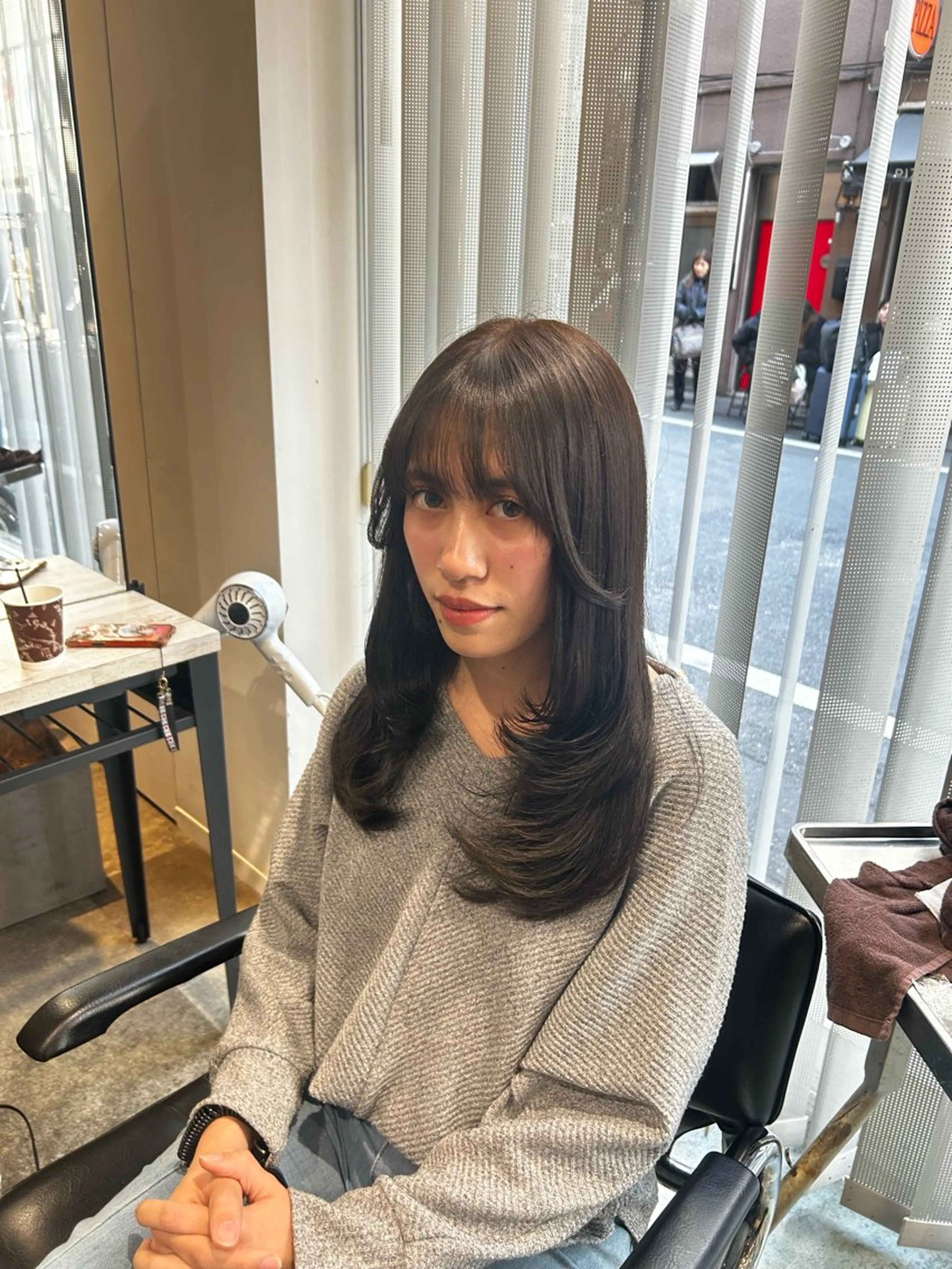 ロング カラー グレージュ レイヤーカット カット ヘアカラー トリートメント もてぎさやか👩🏻 🪄巻ける縮毛矯正のヘアスタイル
