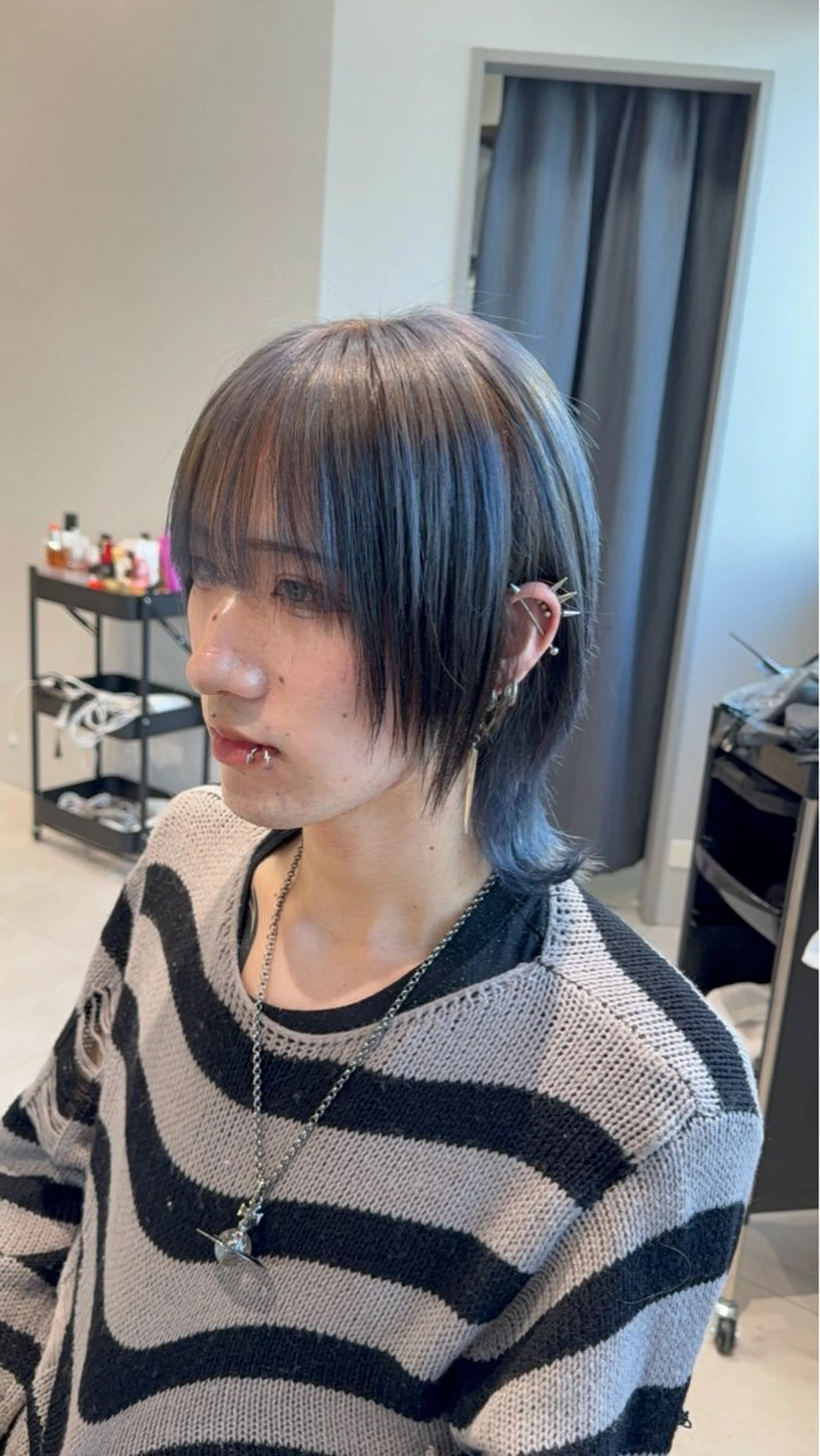 カラー メンズ メンズウルフカット ウルフカット 顔周りカット/レイヤ ーカット透明感カラーのヘアスタイル