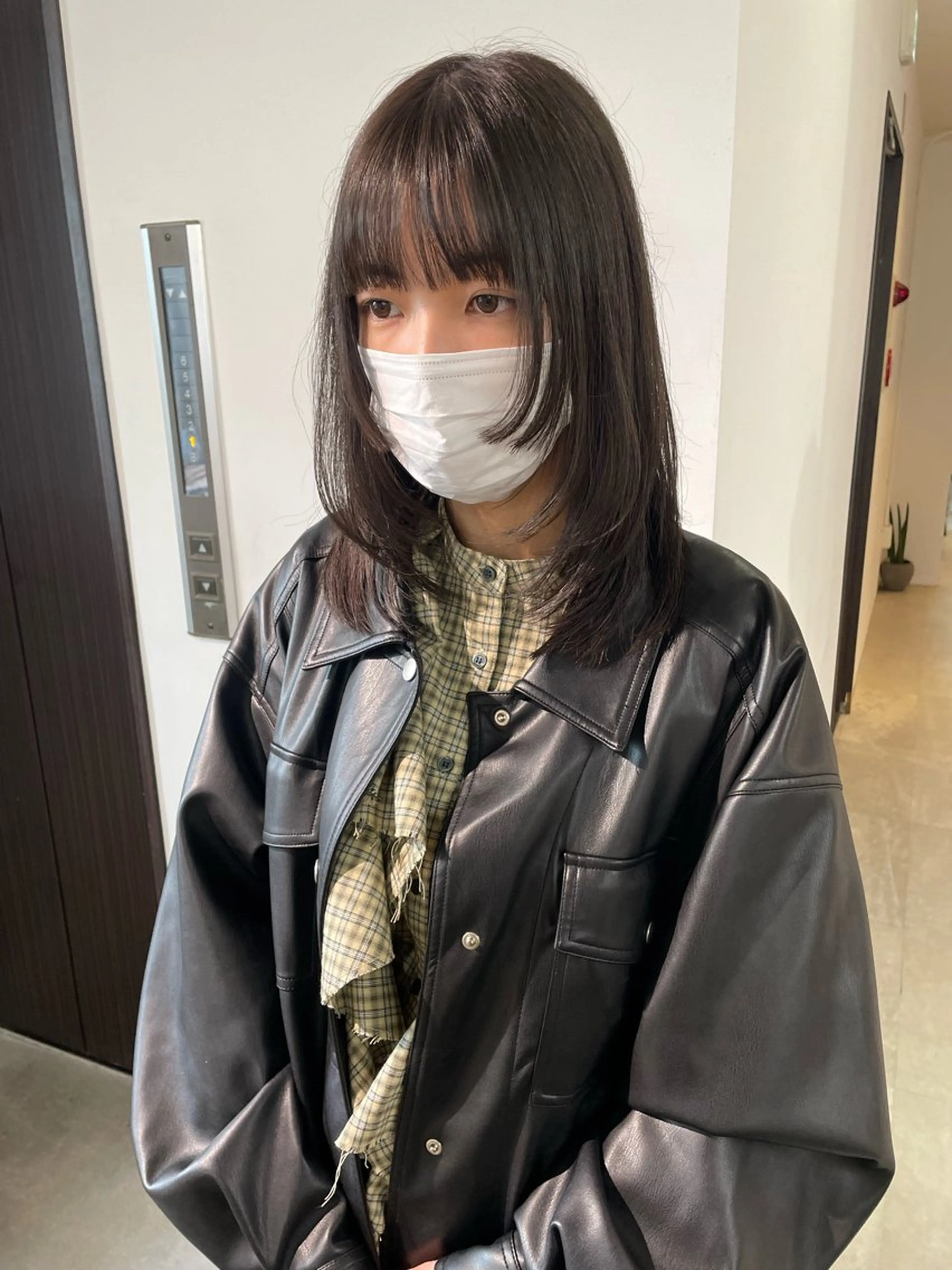 ミディアム カラー ベージュカラー 透明感カラー 韓国風カラー オリーブベージュ 韓国風ヘア MIU/ルーツカラー ボブ/顔周りレイヤーのヘアスタイル