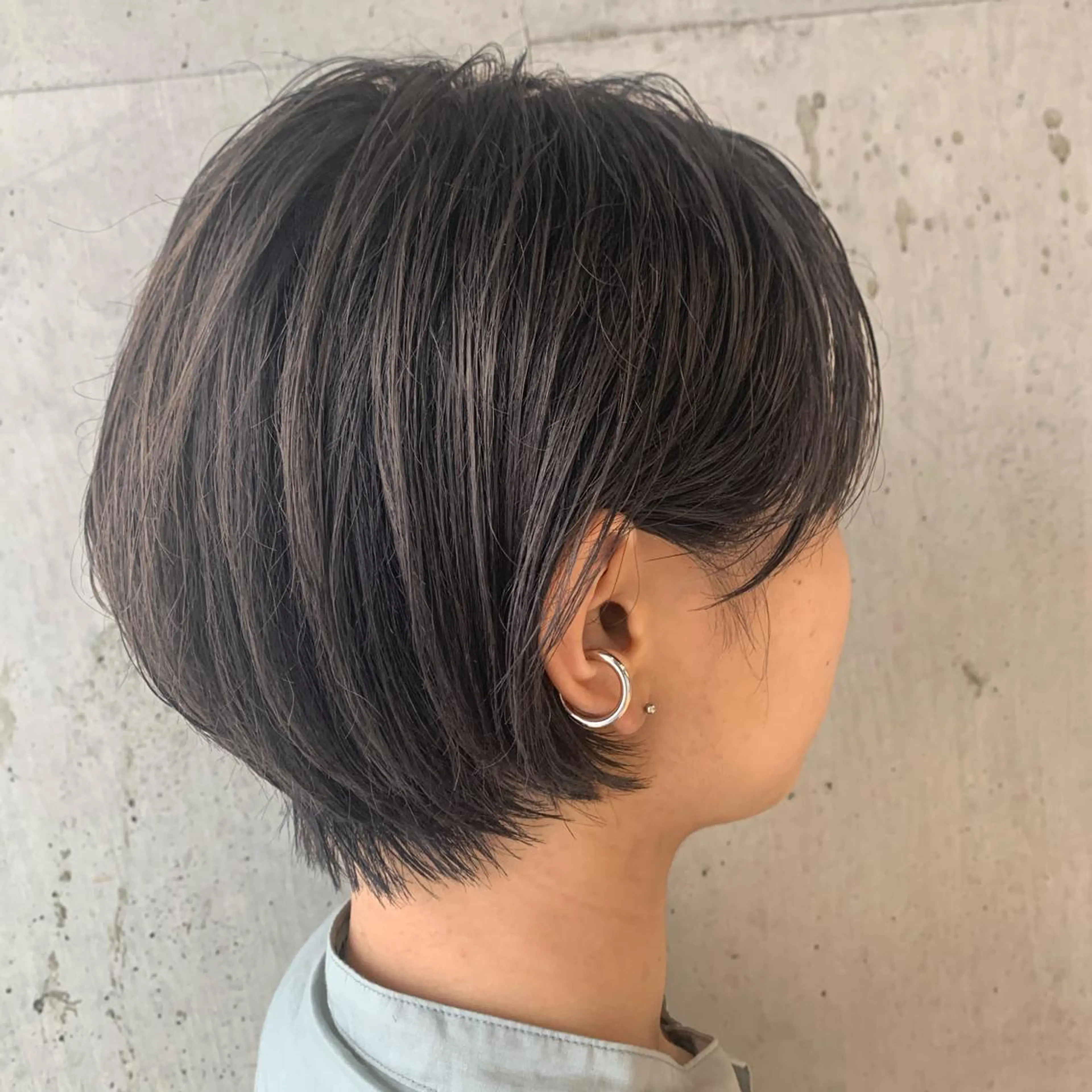 ショート カラー hoNua. 栄/透明感カラーのヘアスタイル