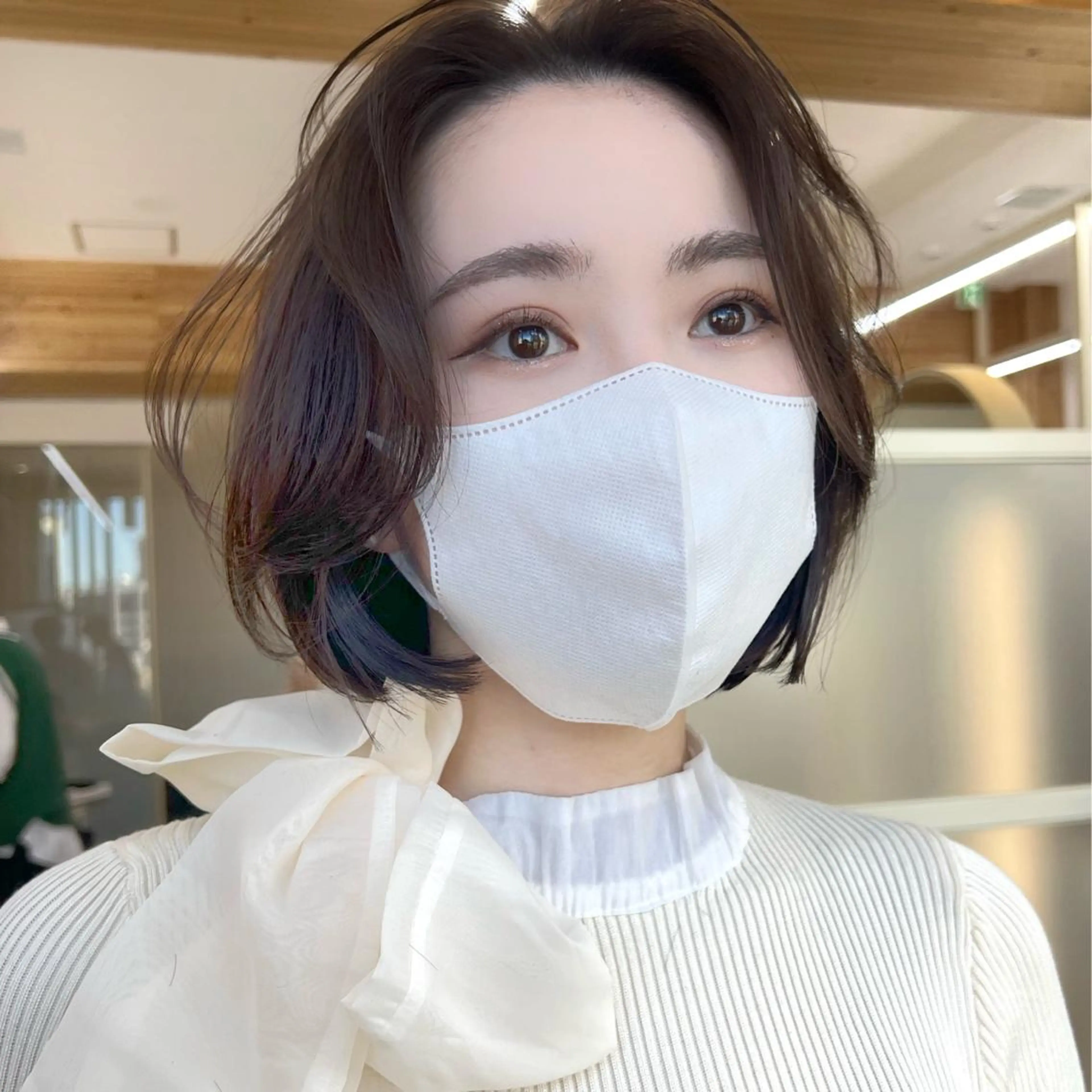 ショート カラー ベージュカラー グレージュ ボブ くびれヘア くせ毛 ヘアカラー トリートメント ニュアンスレイヤー ハイトーンカラーのヘアスタイル