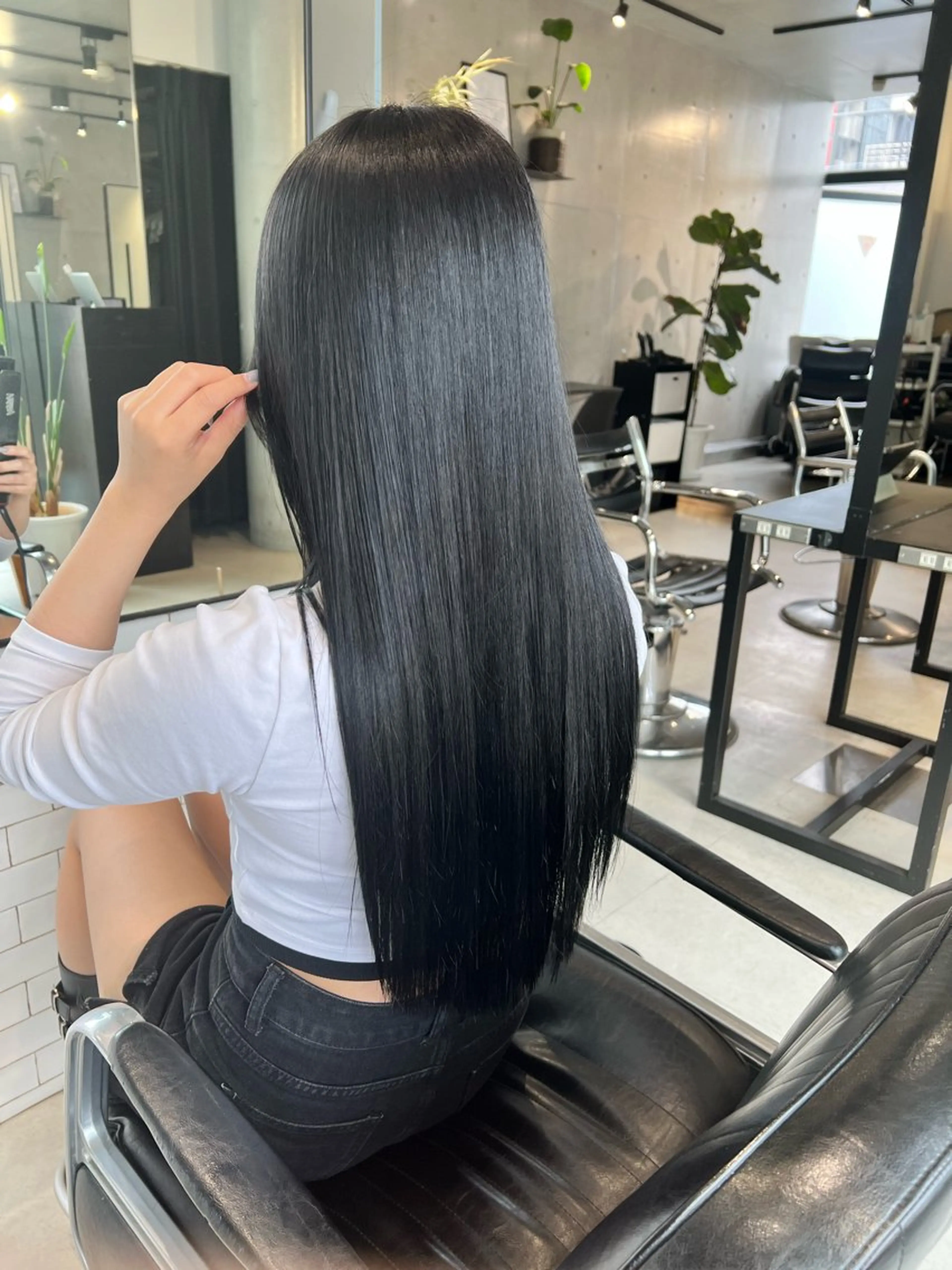 ロング カラー 黒髪 ブルーカラー ブルーブラック カット ヘアカラー トリートメント ハイトーン/艶カラー 🌿KANTAのヘアスタイル