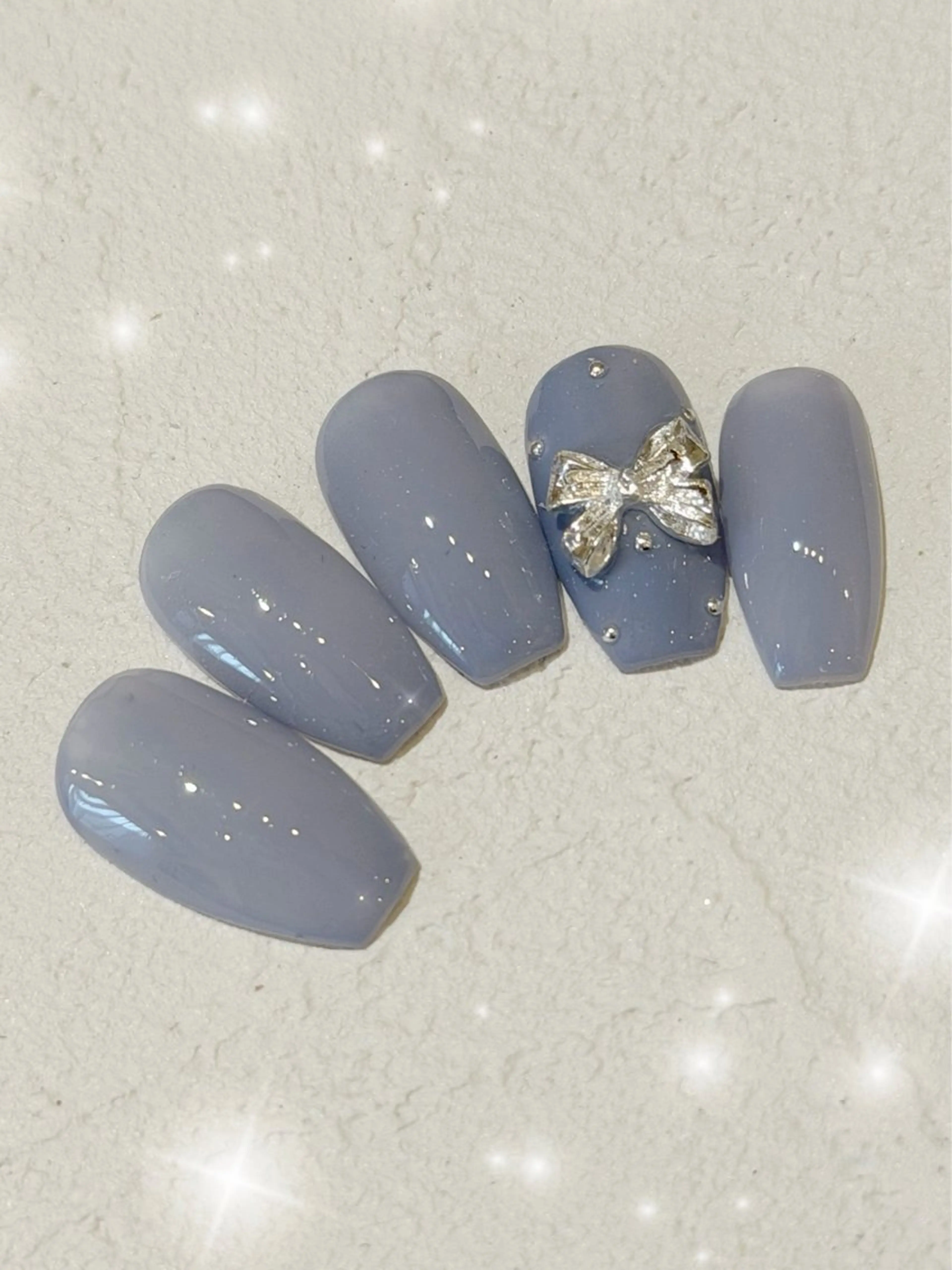 ネイル リボン シルバー ハンドネイル Dress Me Nail所属・Dress Me Nail 鈴木のネイルデザイン