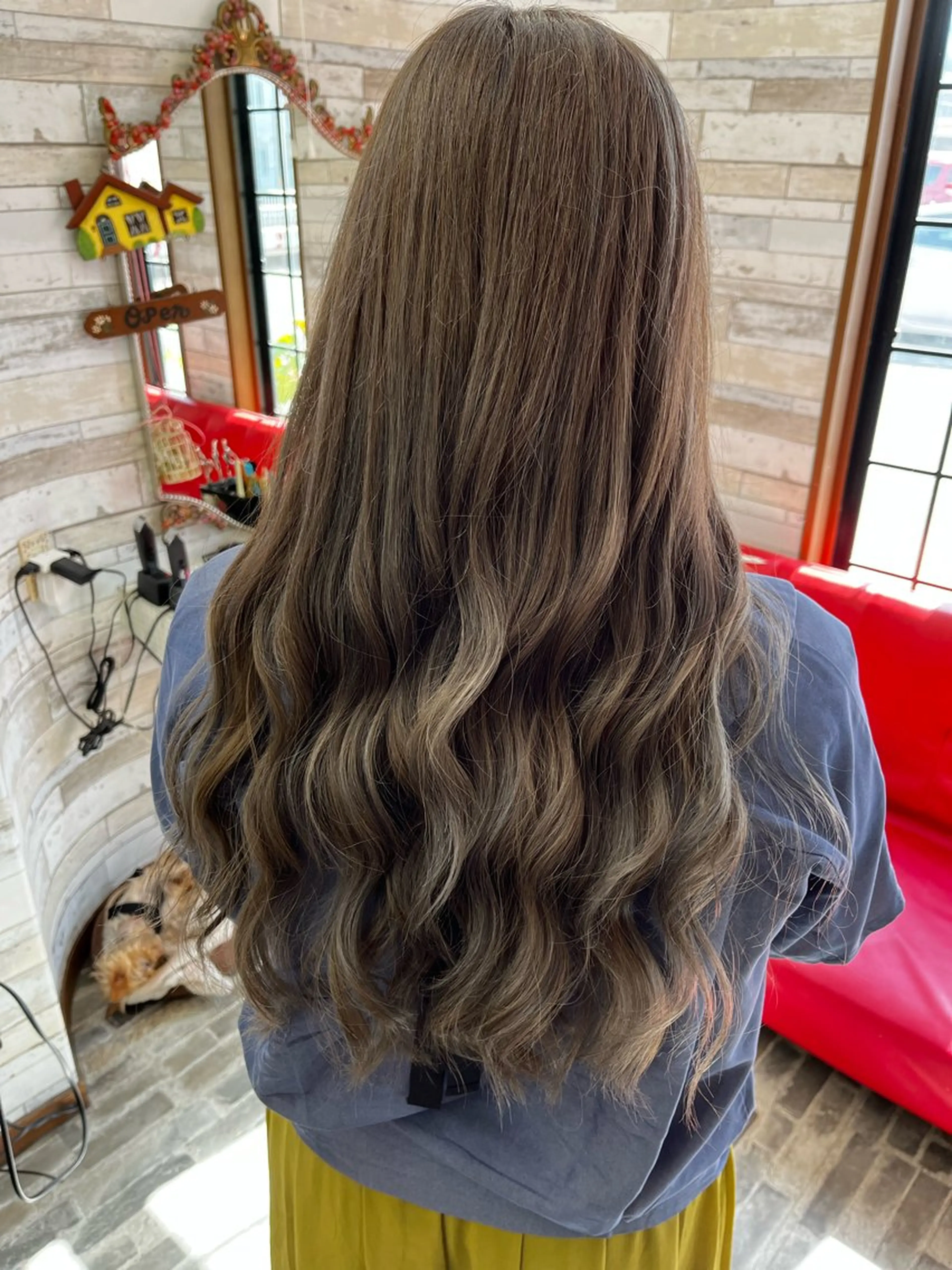 ロング カラー アッシュ ベージュカラー 髪質改善 ロング トリートメント カット ヘアカラー トリートメント 美容室スージーズ所属・大坪 拓斗のヘアスタイル