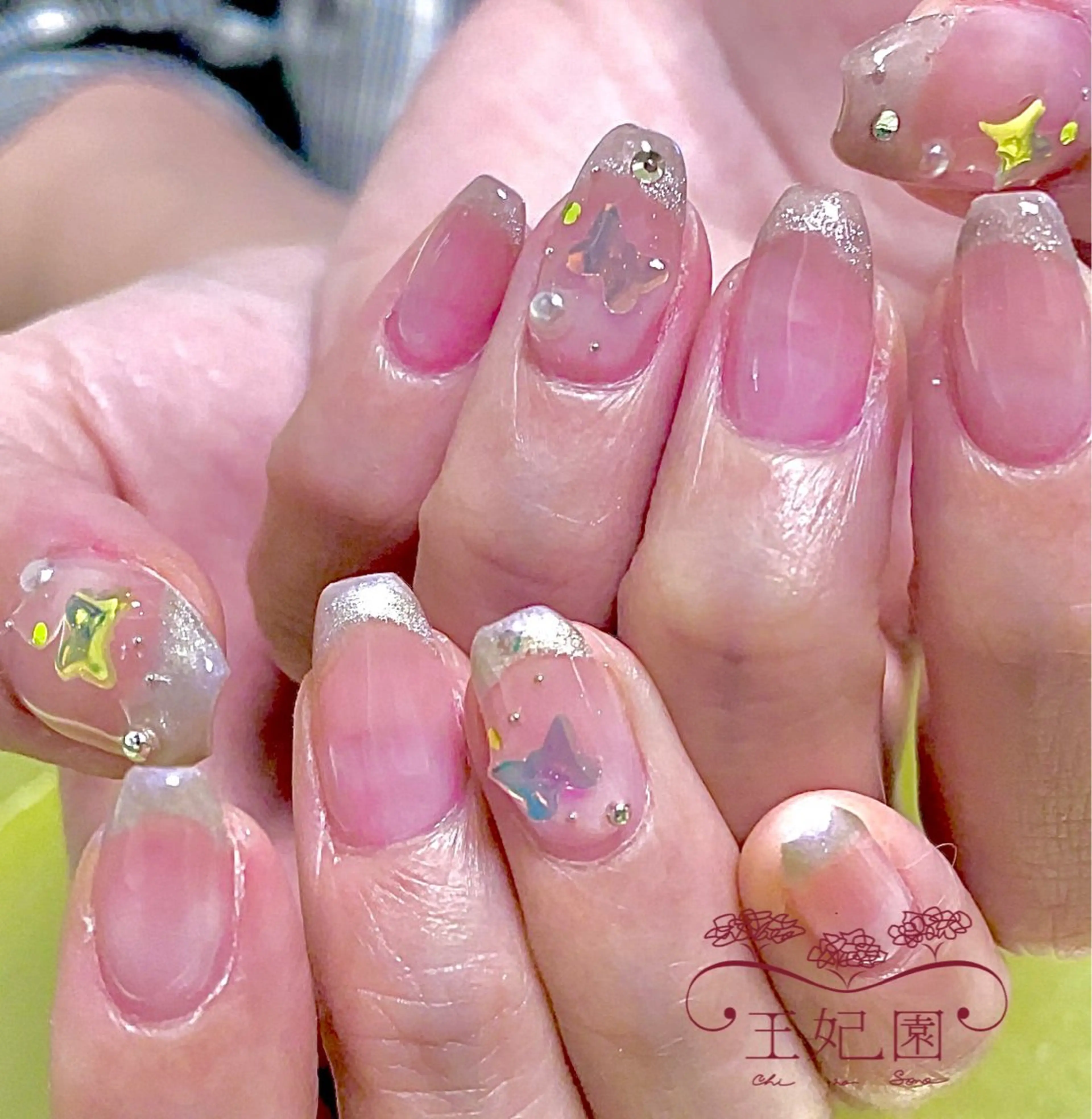 ネイル フレンチネイル マグネットネイル マグネットフレンチ 持ち込み nail salon王妃の園所属・王妃の園 ohinosonoのネイルデザイン