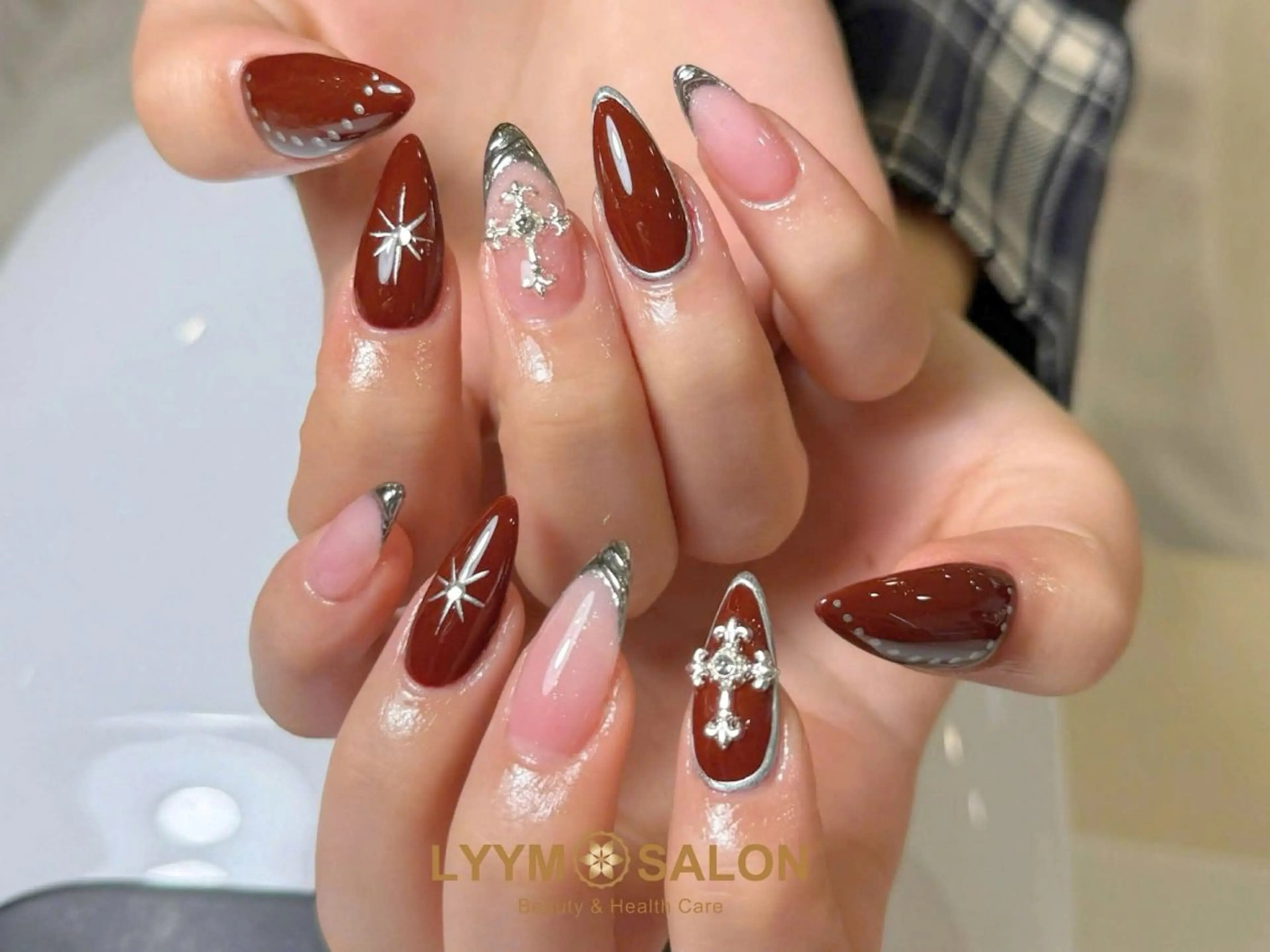 ネイル ボルドー フレンチネイル 韓国ネイル シルバー シンプルネイル ハンドネイル LYYM Salonのネイルデザイン