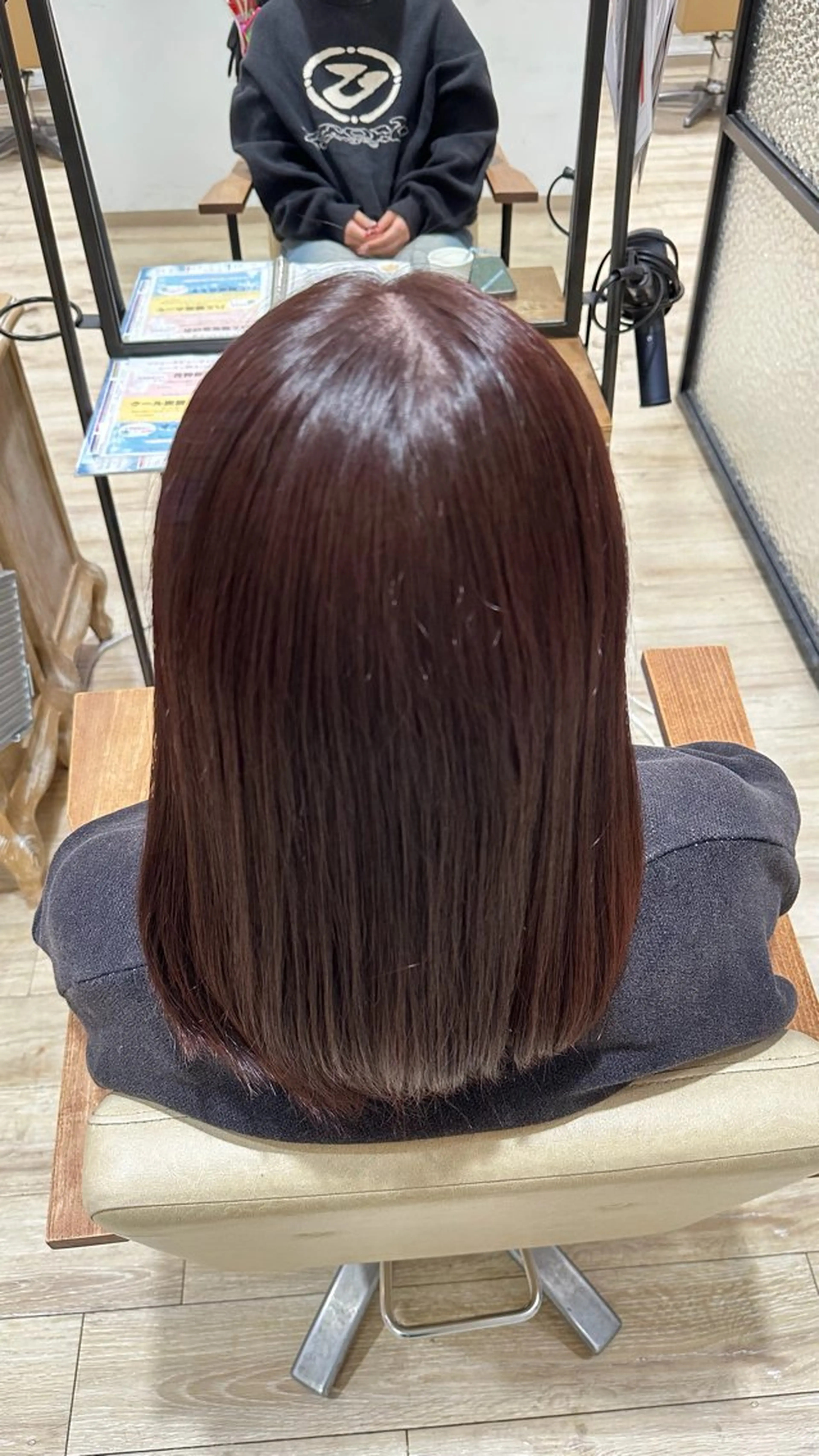 セミロング カラー 伊藤 梨緒のヘアスタイル