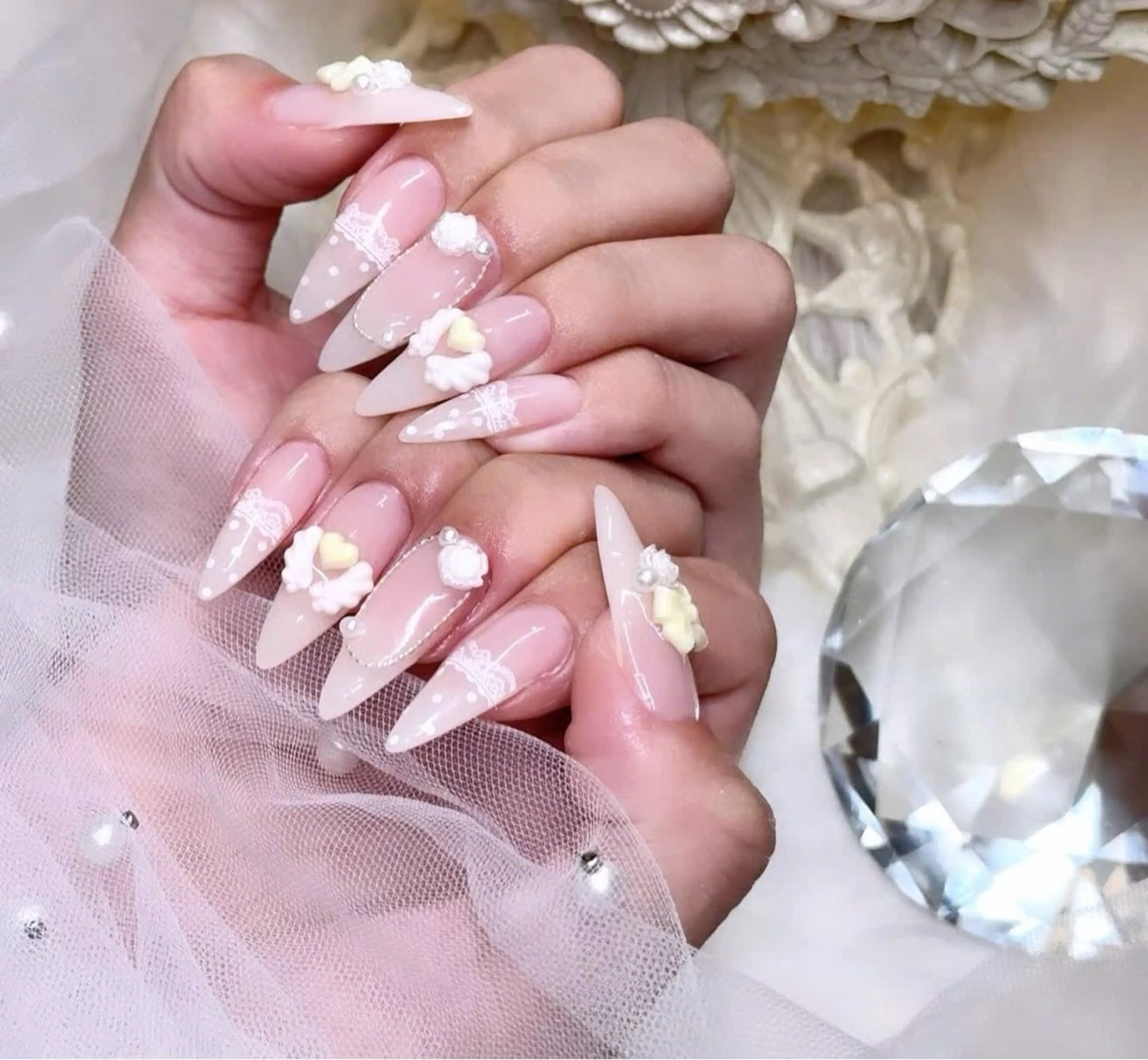 ネイル フラッシュネイル フレンチネイル グラデーション キラキラネイル 韓国ネイル ハンドネイル Lyna Nail のネイルデザイン