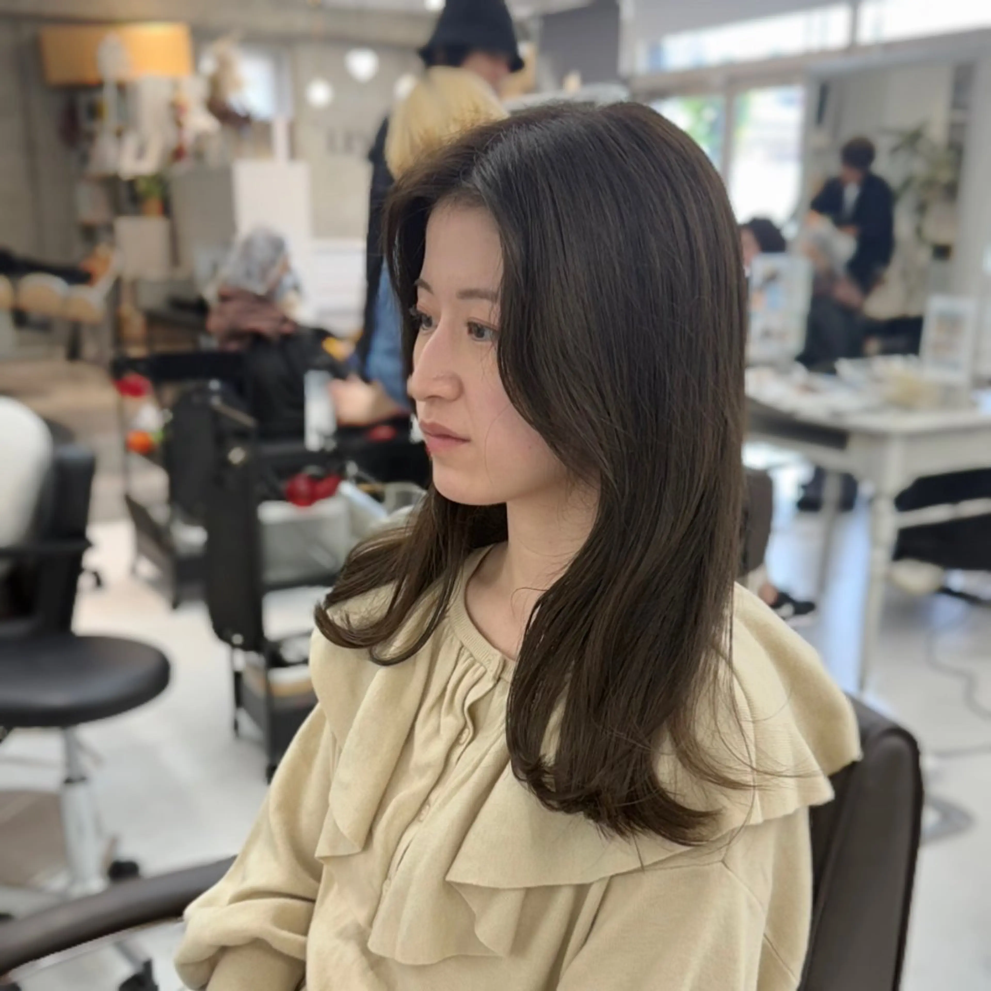 セミロング カット ヘアカラー トリートメント 榎本 雪来 LEV.のヘアスタイル