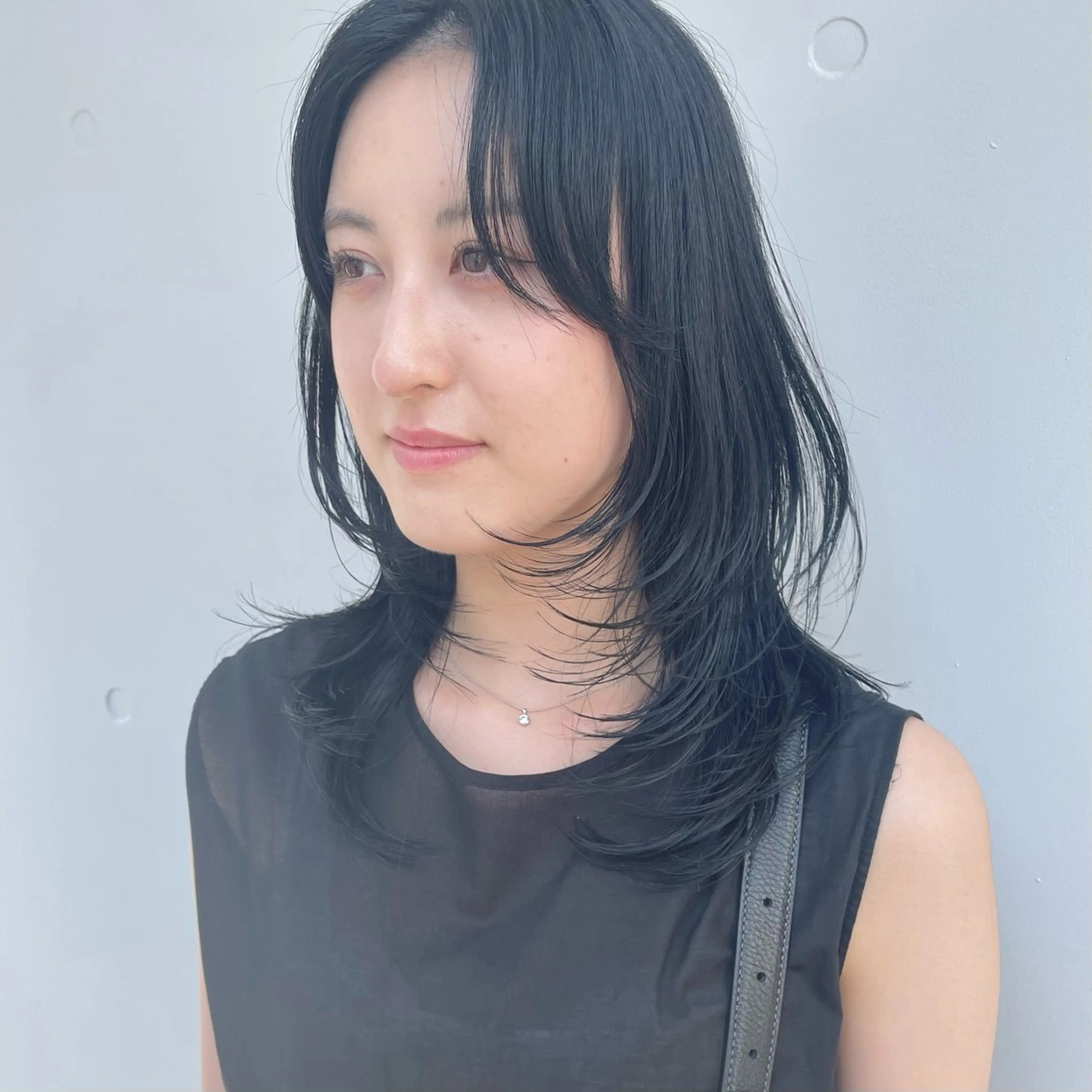 ミディアム カラー 黒髪 ブルーカラー ブルーブラック 顔まわりレイヤー 顔周りカット ヘアカラー トリートメント もにか🌞原宿/渋谷 🌝ブリーチカラーのヘアスタイル