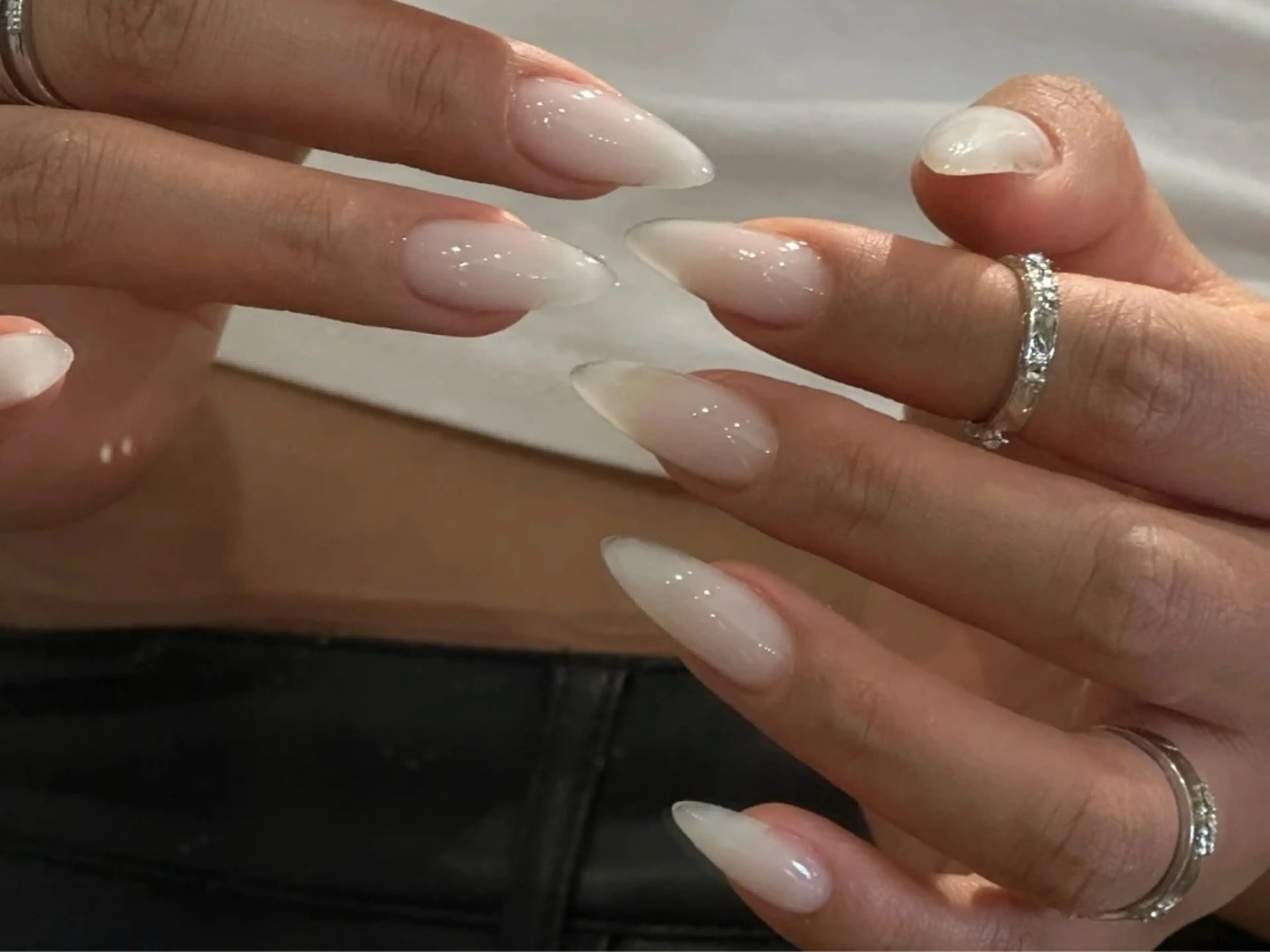 ネイル アートネイル オーロラネイル クリアネイル 長さ出し フレンチネイル ホアン シュリンのネイルデザイン