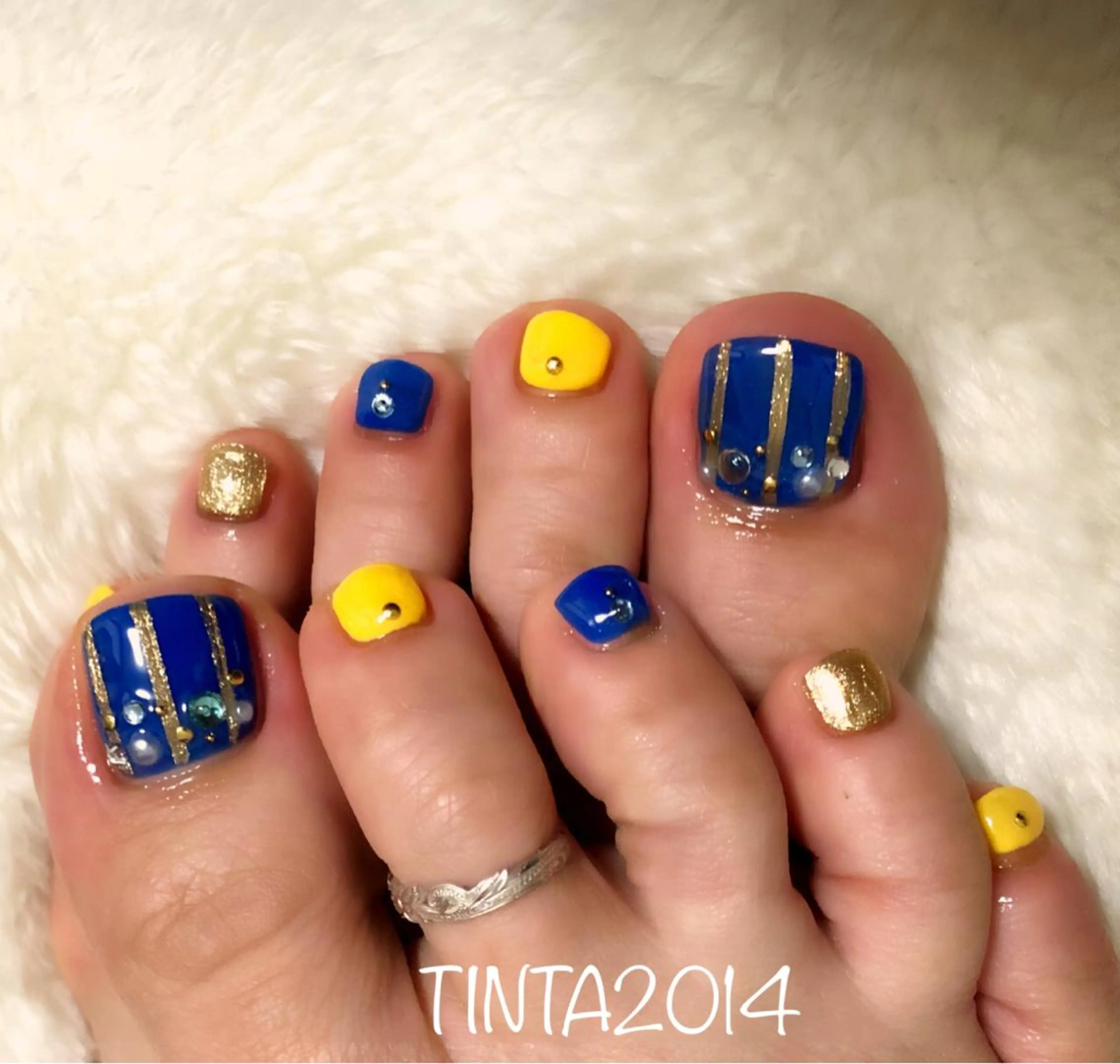 ネイル ブルー フットネイル 黄色 ネイルサロン ティンタ所属・馬場 典子のネイルデザイン