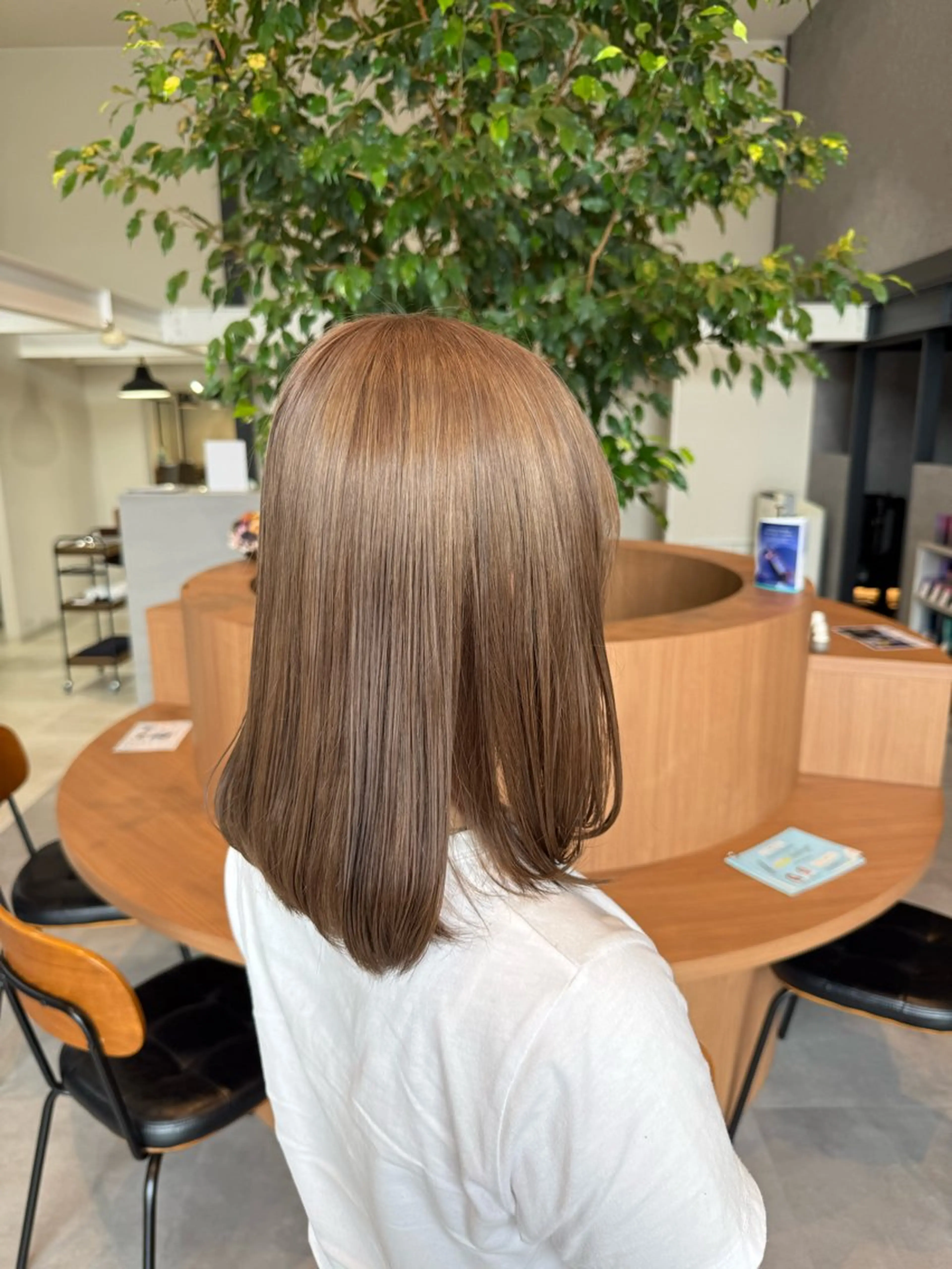 ミディアム カラー ベージュカラー ミルクティーベージュ カット ヘアカラー ayaka |トレンドヘアのヘアスタイル