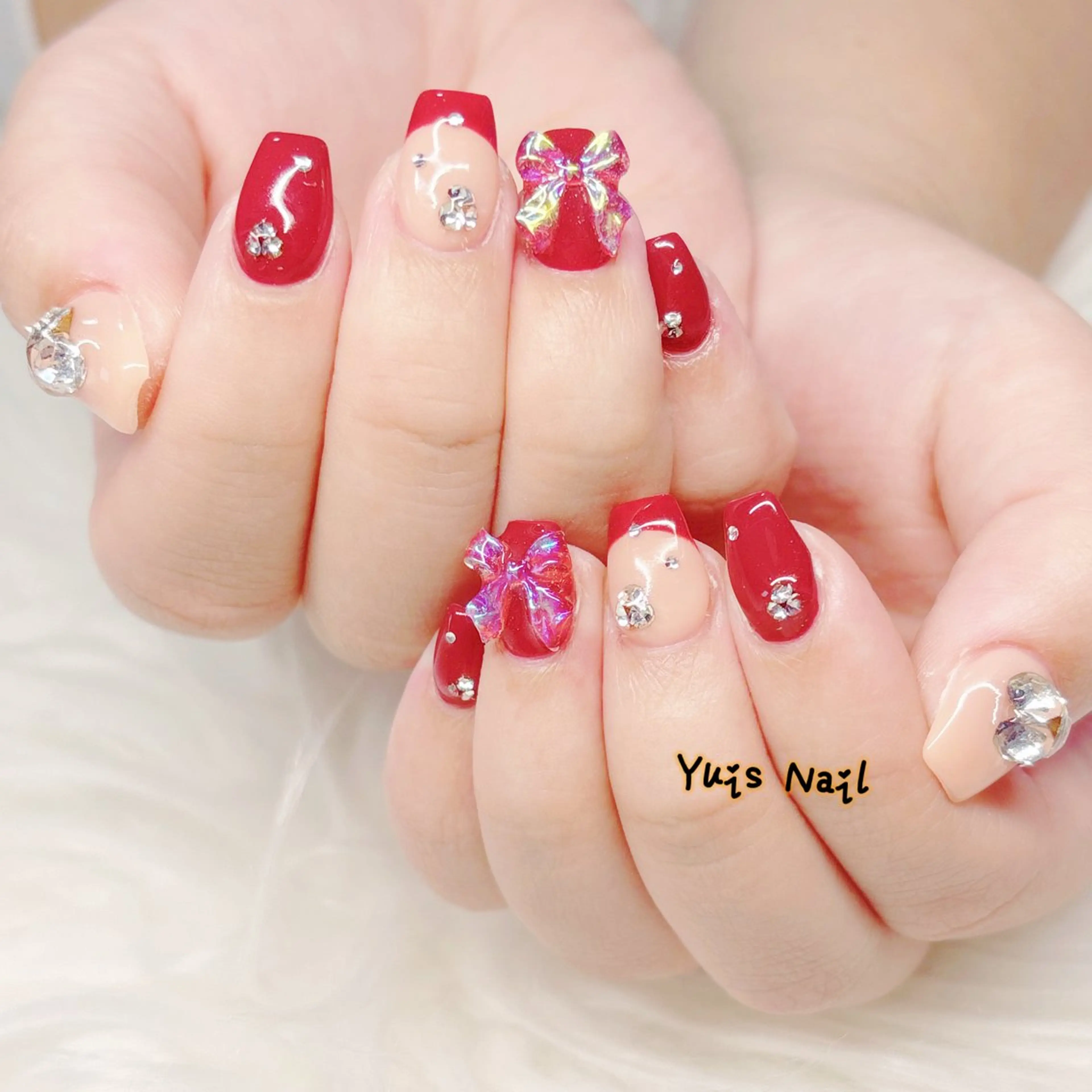ネイル フレンチネイル キラキラネイル 赤色 リボン ストーンネイル ハンドネイル Yuis Nailスカルプ専門のネイルデザイン