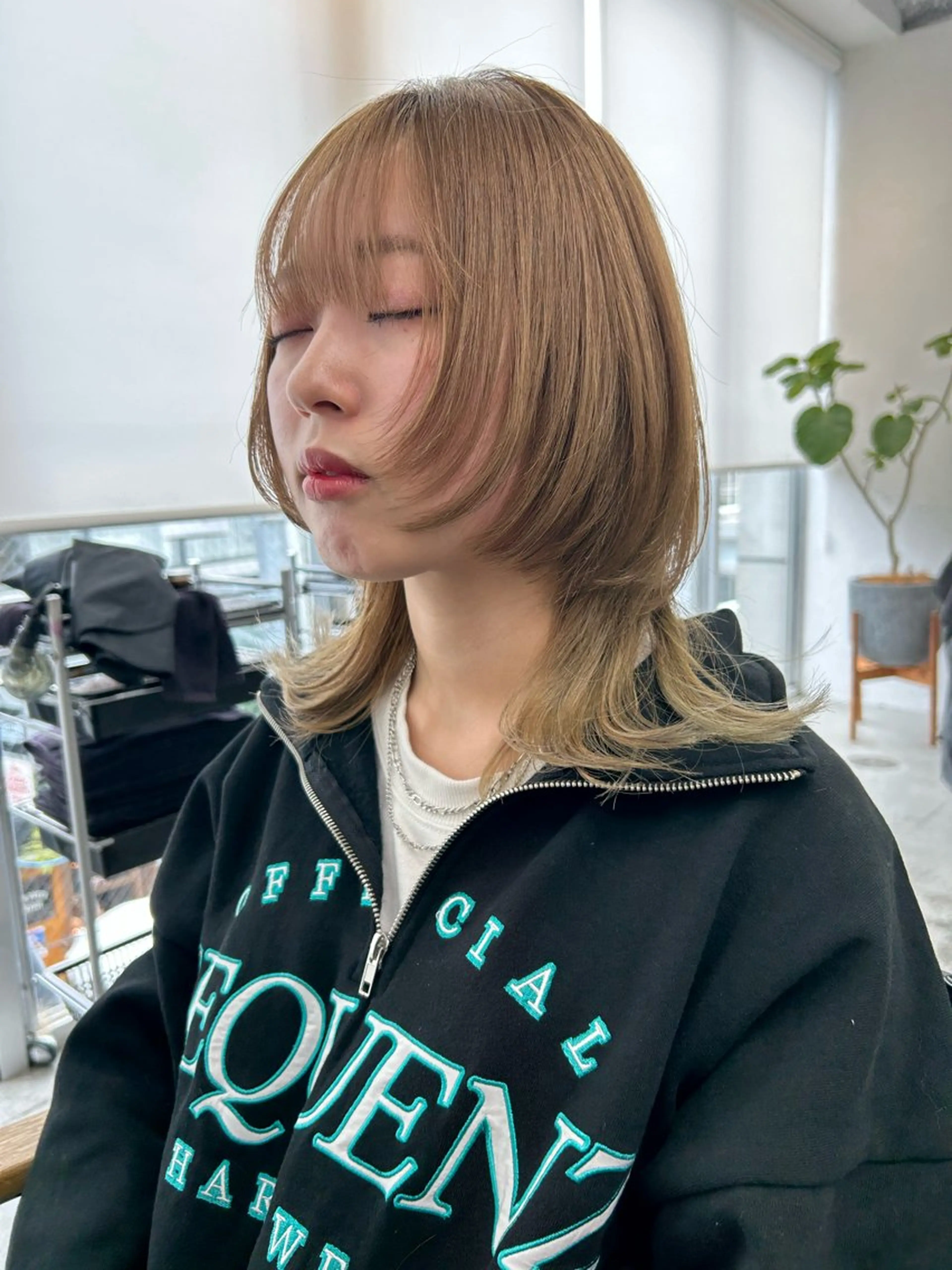 ミディアム カラー ベージュカラー ダブルカラー トリートメント ウルフカット カット ヘアカラー トリートメント RYOSUKE ハイトーンのヘアスタイル