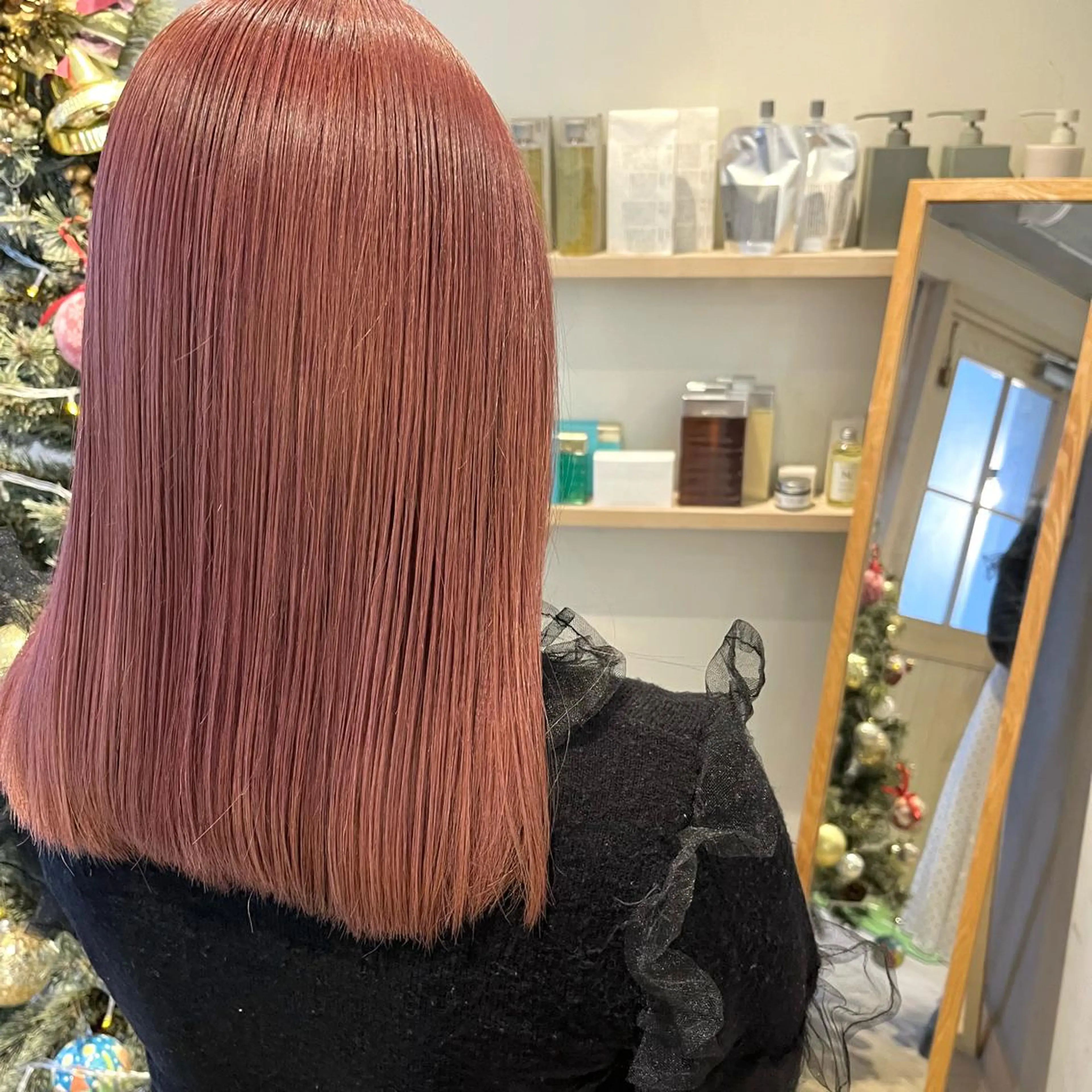 セミロング カラー ブリーチ ピンクカラー ヘアカラー mai ROCCOのヘアスタイル