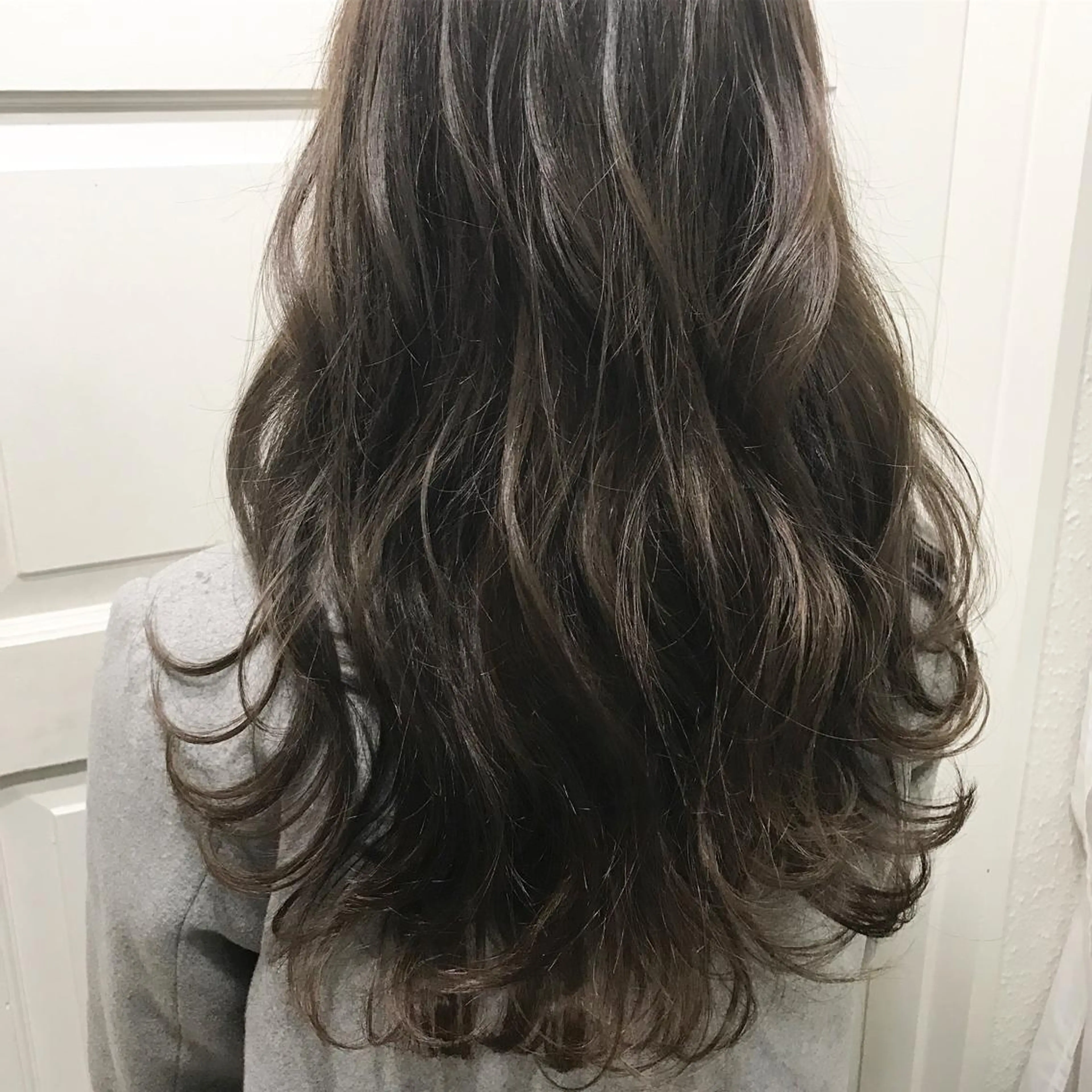 ロング カラー アッシュ アッシュグレー アッシュグレージュ グレージュ Heart's所属・若杉 諒のヘアスタイル