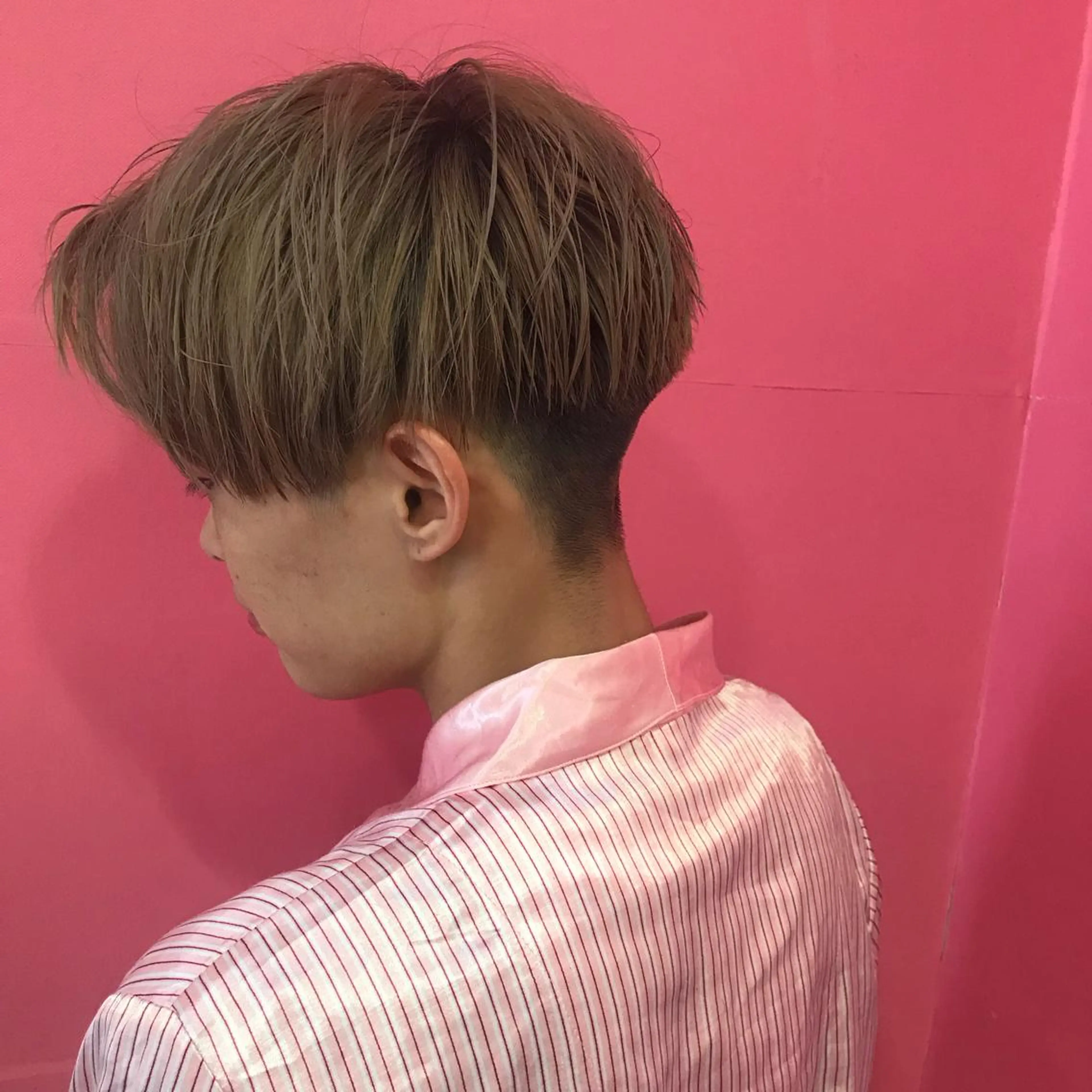 ショート カラー メンズ メンズハイトーン 刈り上げ アッシュ ベージュカラー ハイトーンカラー Vir by browのヘアスタイル