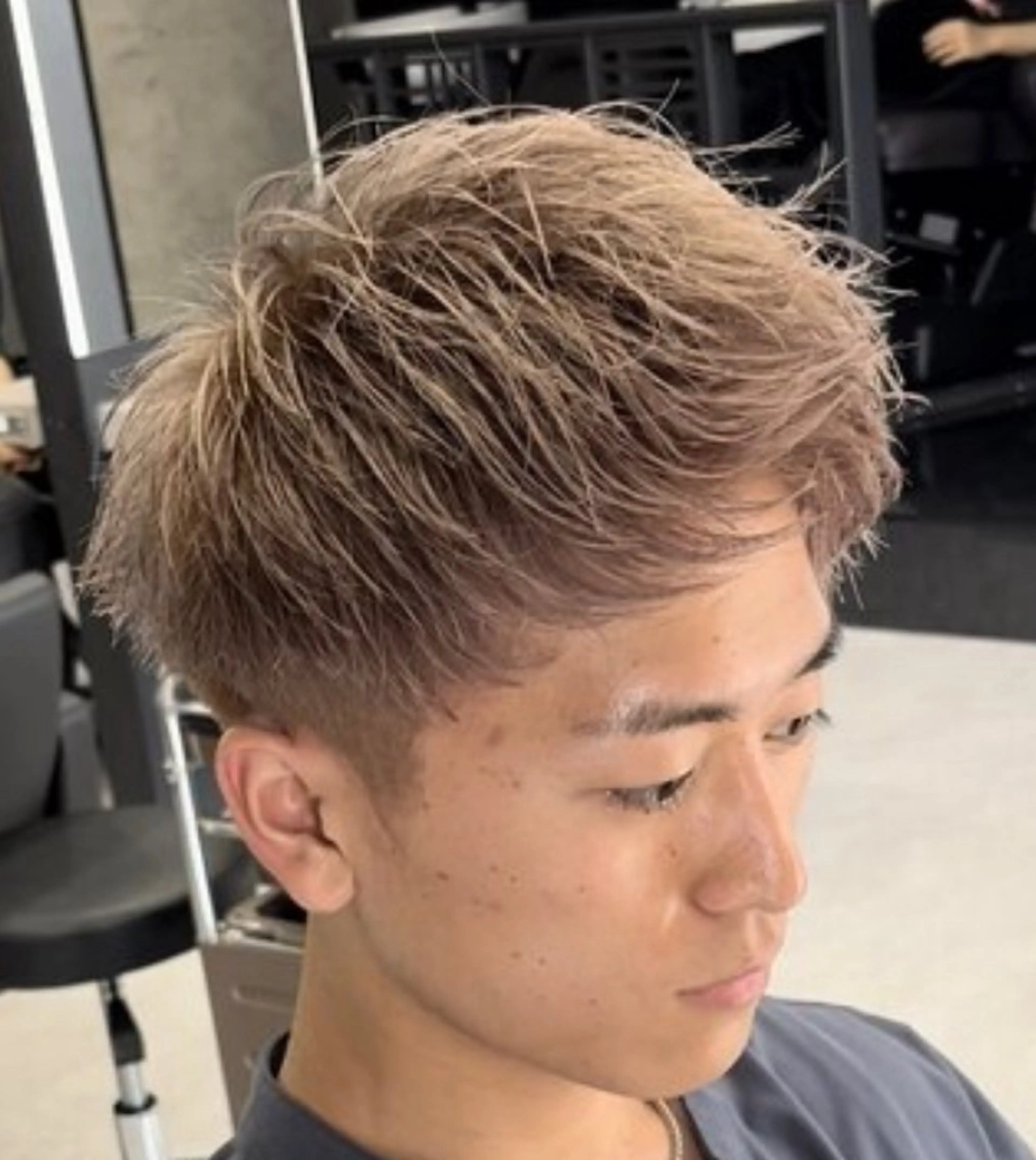 ショート カラー メンズ メンズブリーチ ベージュカラー ブリーチ ミルクティーベージュ ヘアカラー トリートメント ✨メンズ特化✨ サーフカール🏄‍♂のヘアスタイル