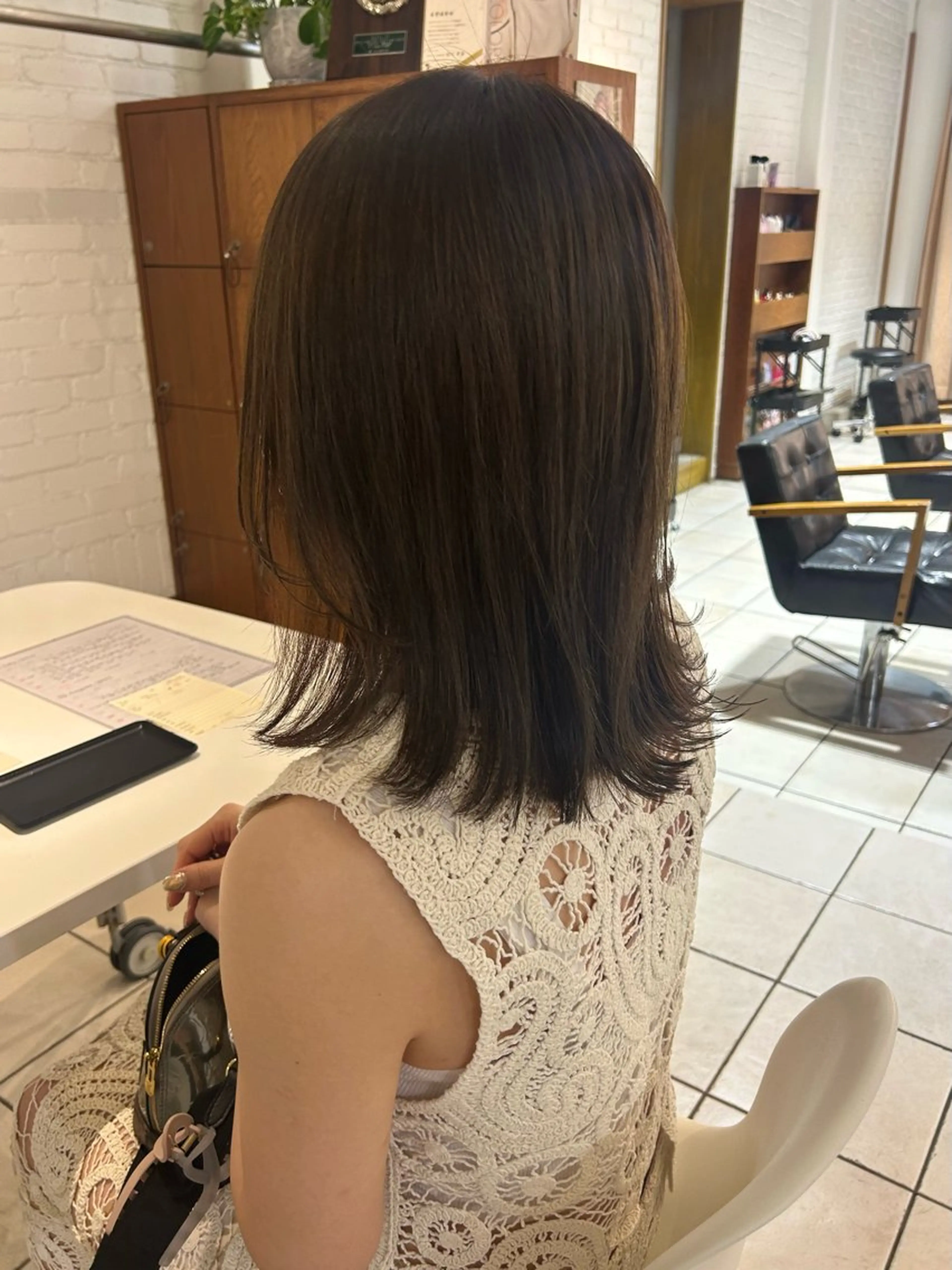ミディアム カラー ミディアムレイヤー ベージュカラー オリーブベージュ レイヤーカット VANCOUNCIL所属・カワダ サキのヘアスタイル