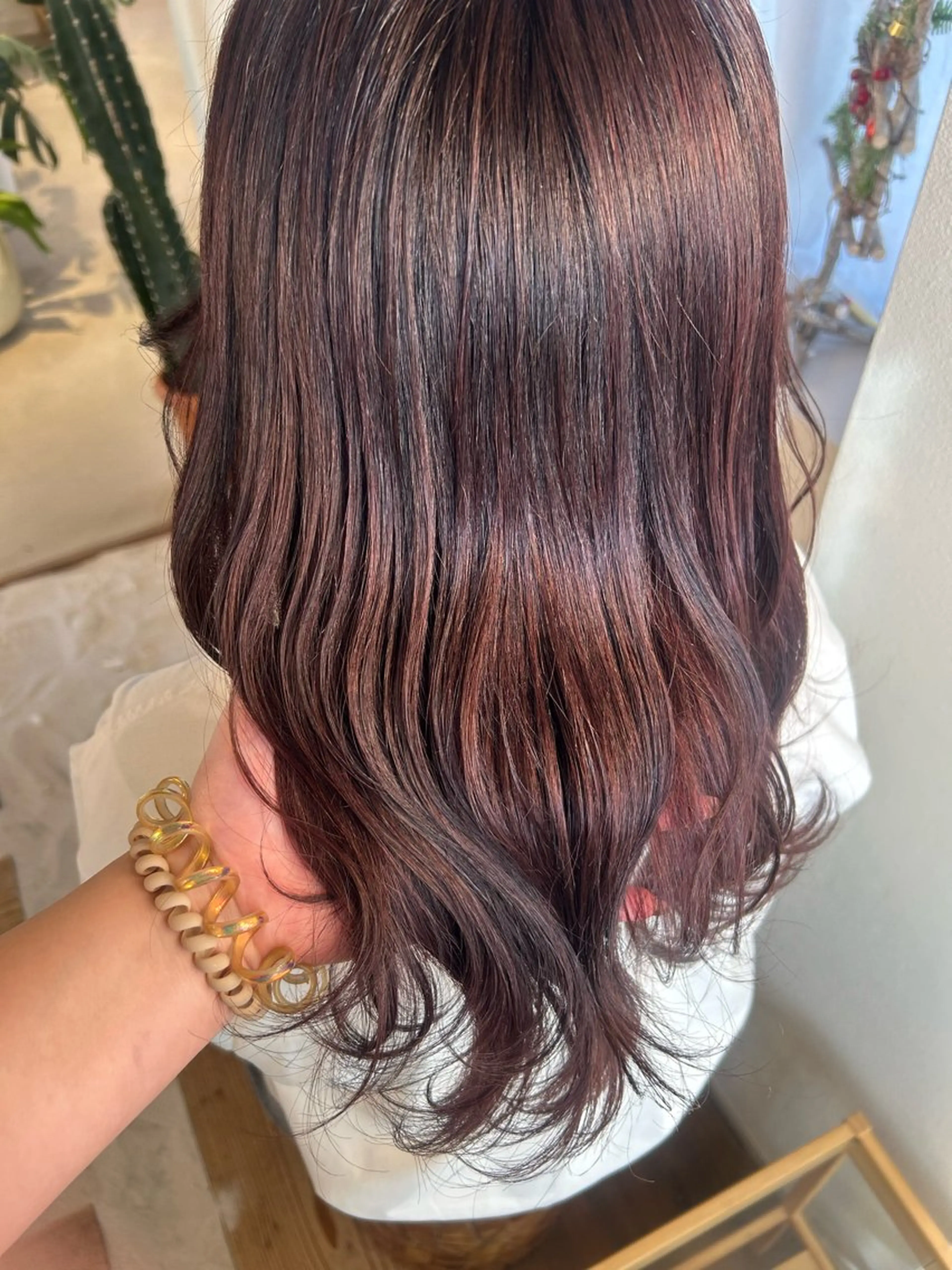 ロング ヘアカラー トリートメント shu ブラウンピンクカラーのヘアスタイル