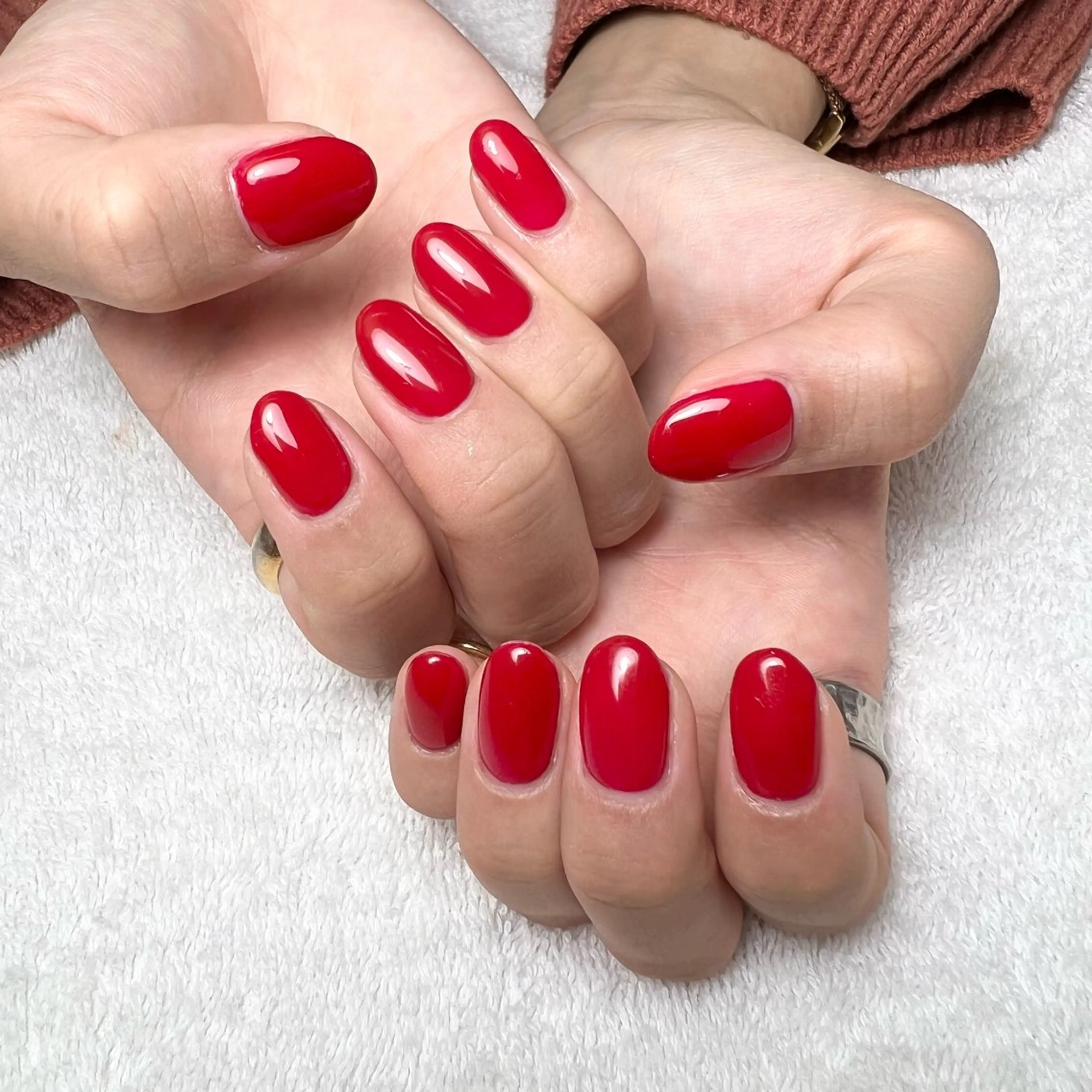 ネイル ワンカラーネイル 赤色 シンプルネイル ハンドネイル COCO+所属・COCO +のエステ・リラクイメージ