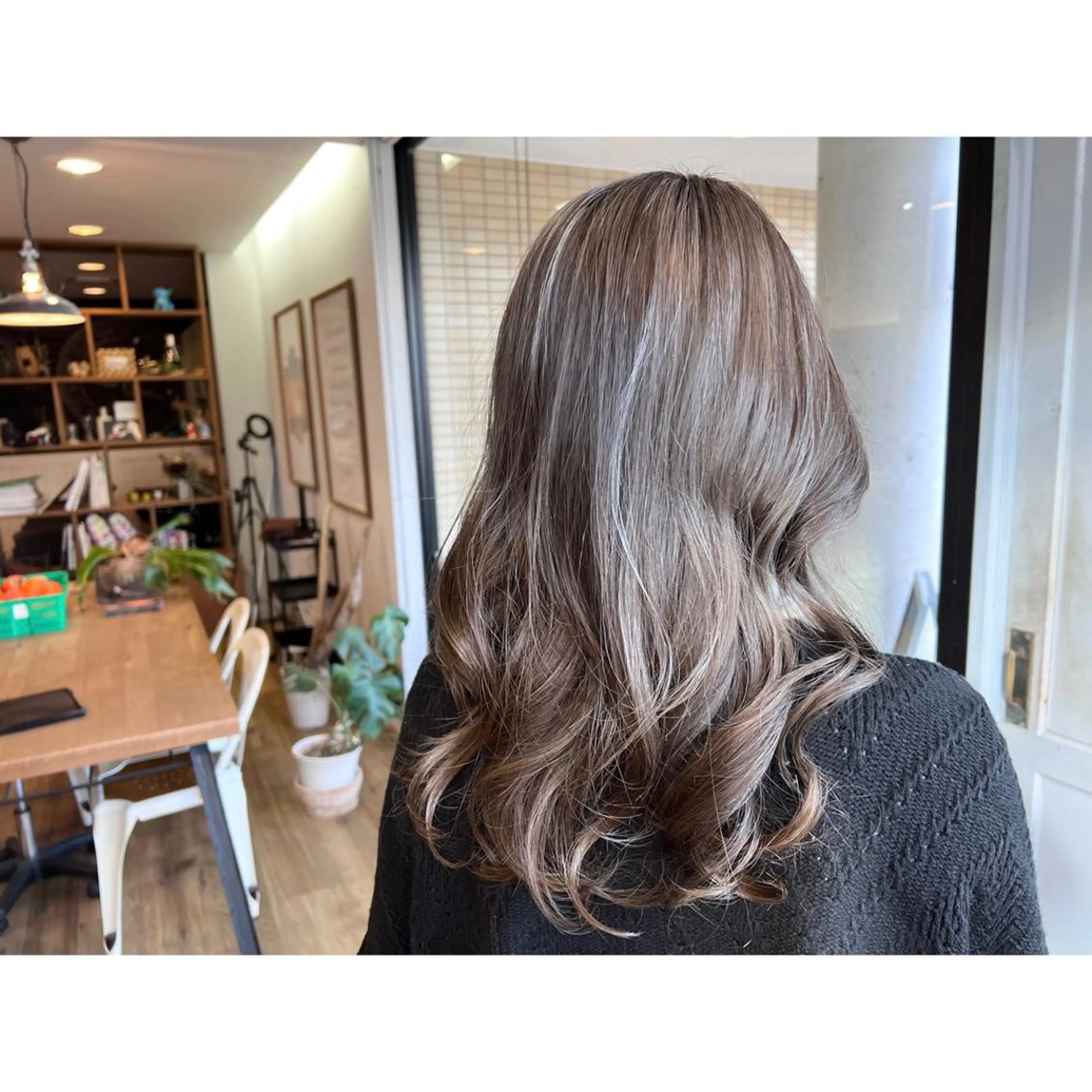 ロング カラー グレージュ ハイライトカラー ハイライト ヘアカラー トリートメント ツキダテ ユイのヘアスタイル