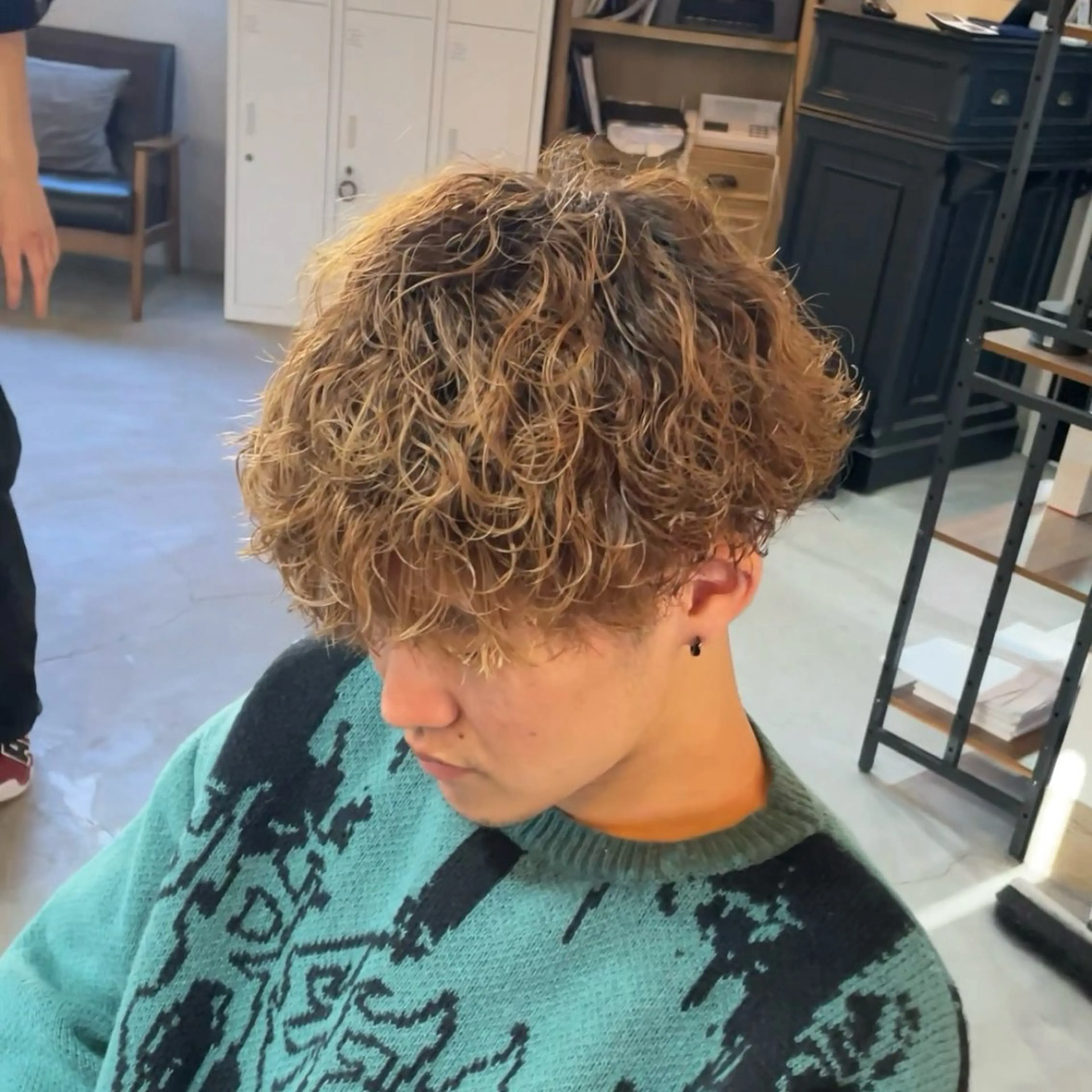 ショート パーマ メンズ アップバング センターパート フェザーパーマ メンズハイライト カルマパーマ メンズヘアの達人 大久保∞🇰🇷のヘアスタイル