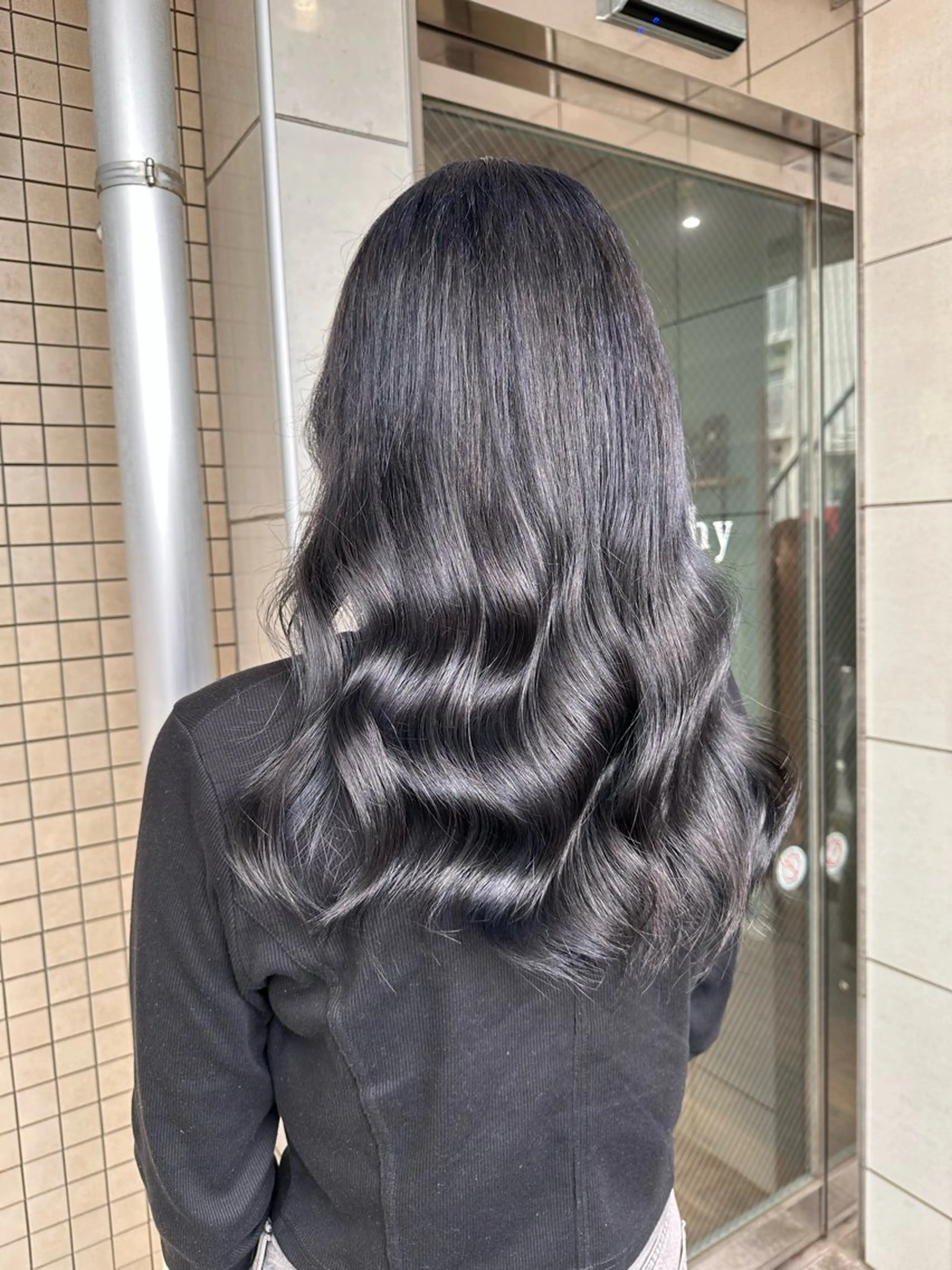 ミディアム カラー 黒髪 ブルーカラー ブルーブラック ヘアカラー トリートメント 🧸プルエクステ❤︎ ネイルKAO🧸のヘアスタイル