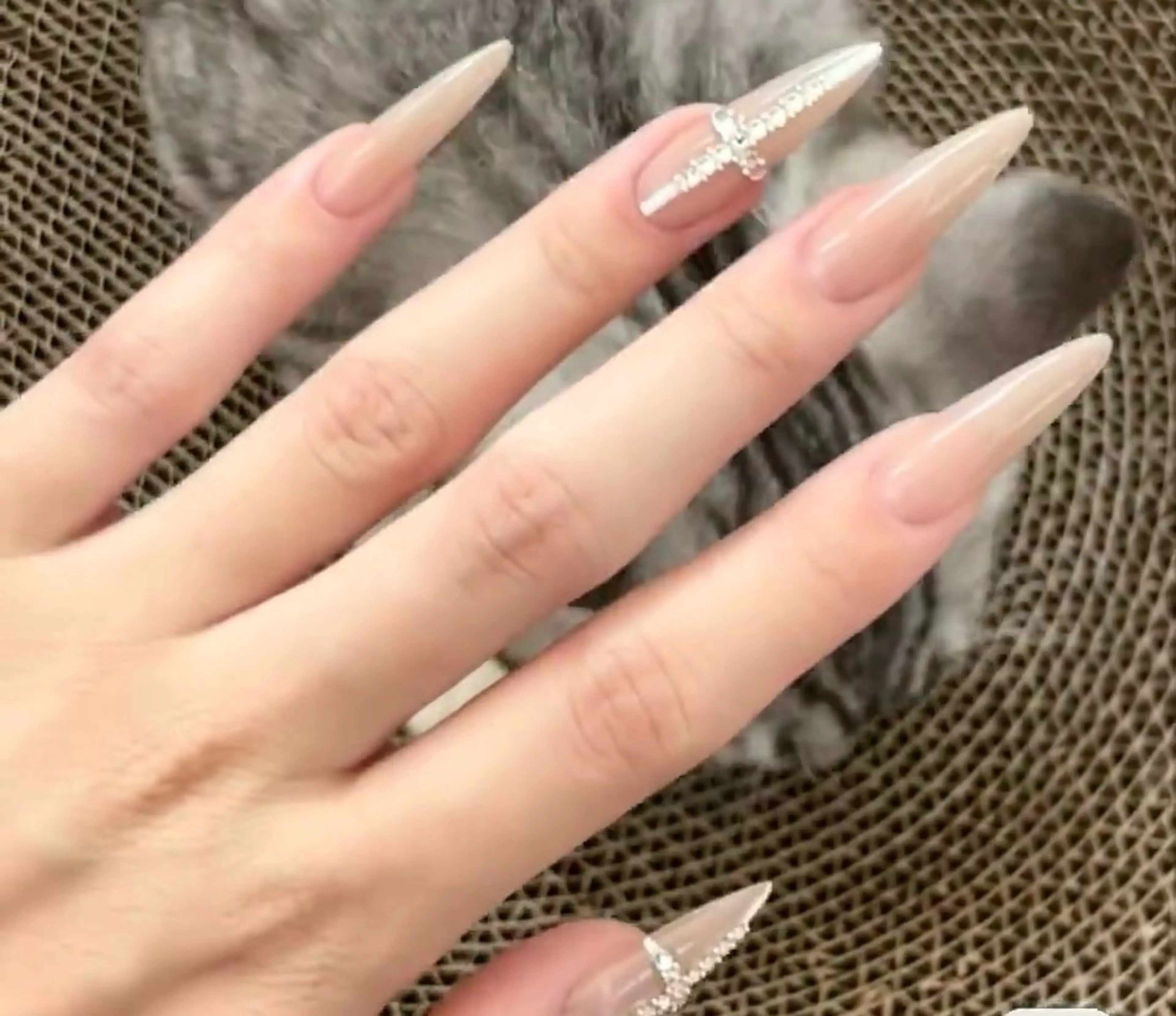 ネイル ハンドネイル BiEiネイルサロン所属・BiEi ネイルサロン長さ出しのネイルデザイン
