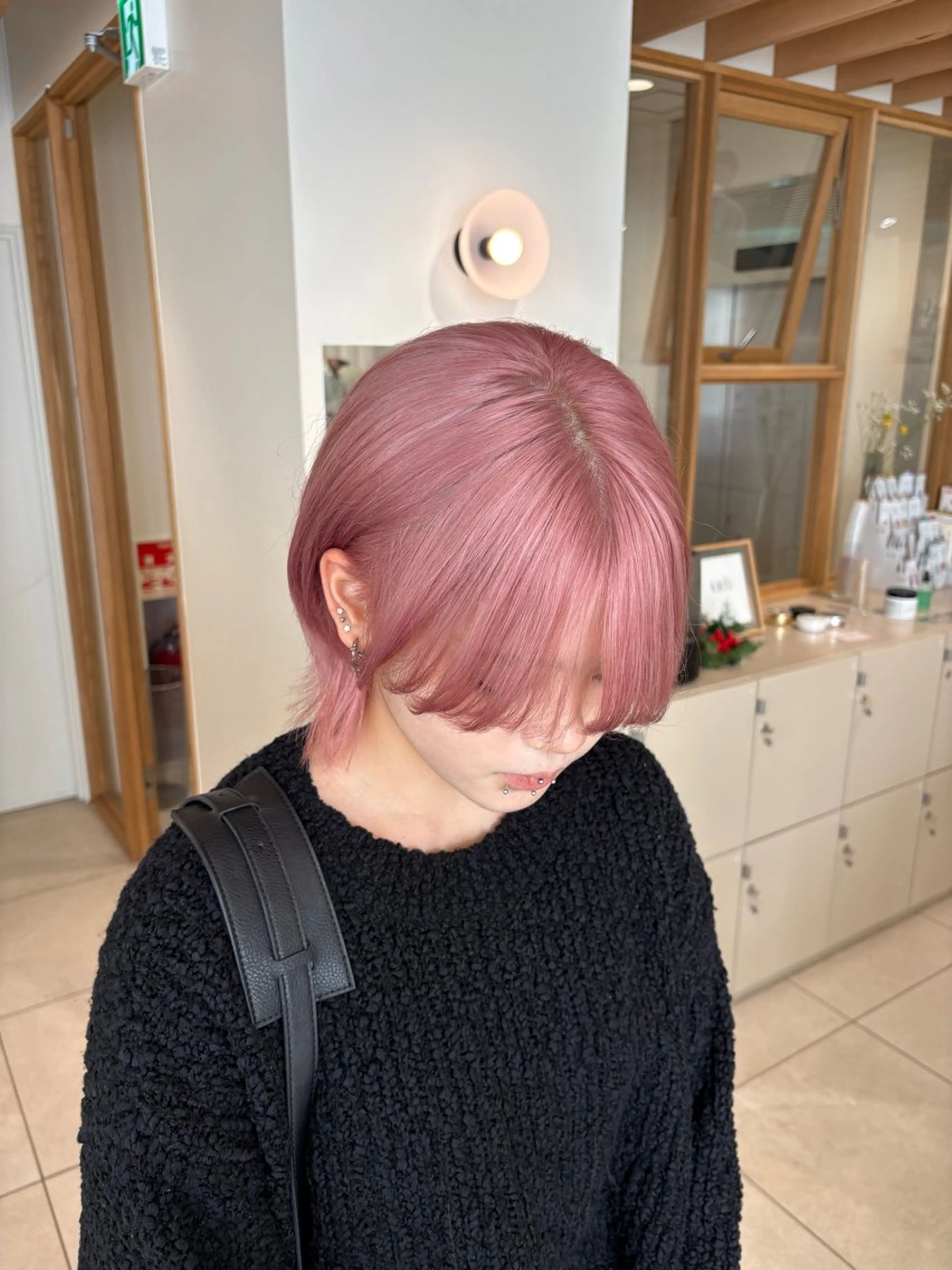 ショート カラー ブリーチ ピンクカラー ホワイトピンク ショートヘア ウルフカット カット ヘアカラー トリートメント キタ リオナのヘアスタイル