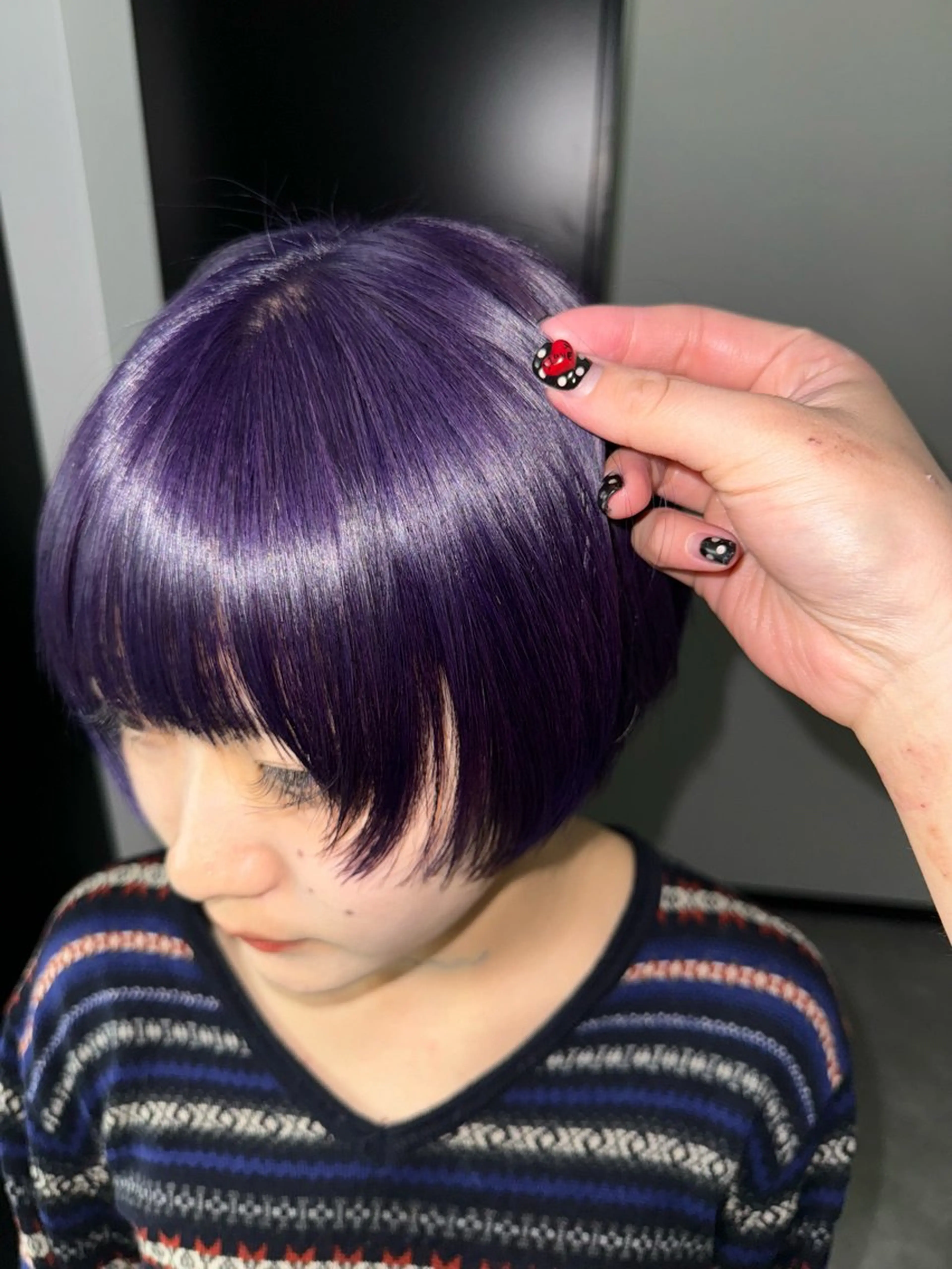 ショート カラー ブリーチ パープルカラー 𝘀𝗮𝗲/柏の葉 / パーマモデルのヘアスタイル