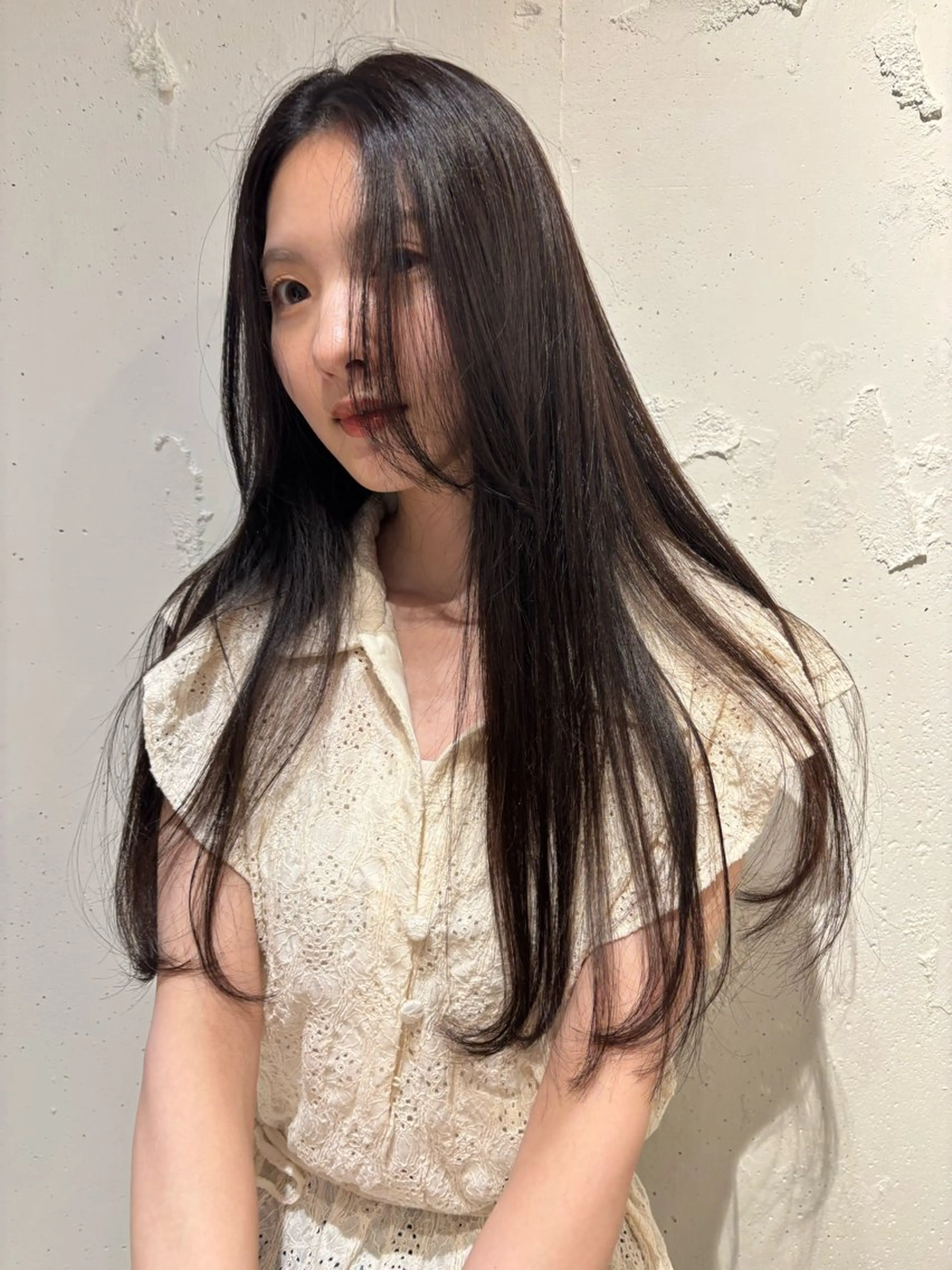ロング カラー アッシュ ブリーチ 透明感カラー グレージュ ブリーチなしカラー ヘアカラー トリートメント mei｜顔まわり ×透明感カラーのヘアスタイル