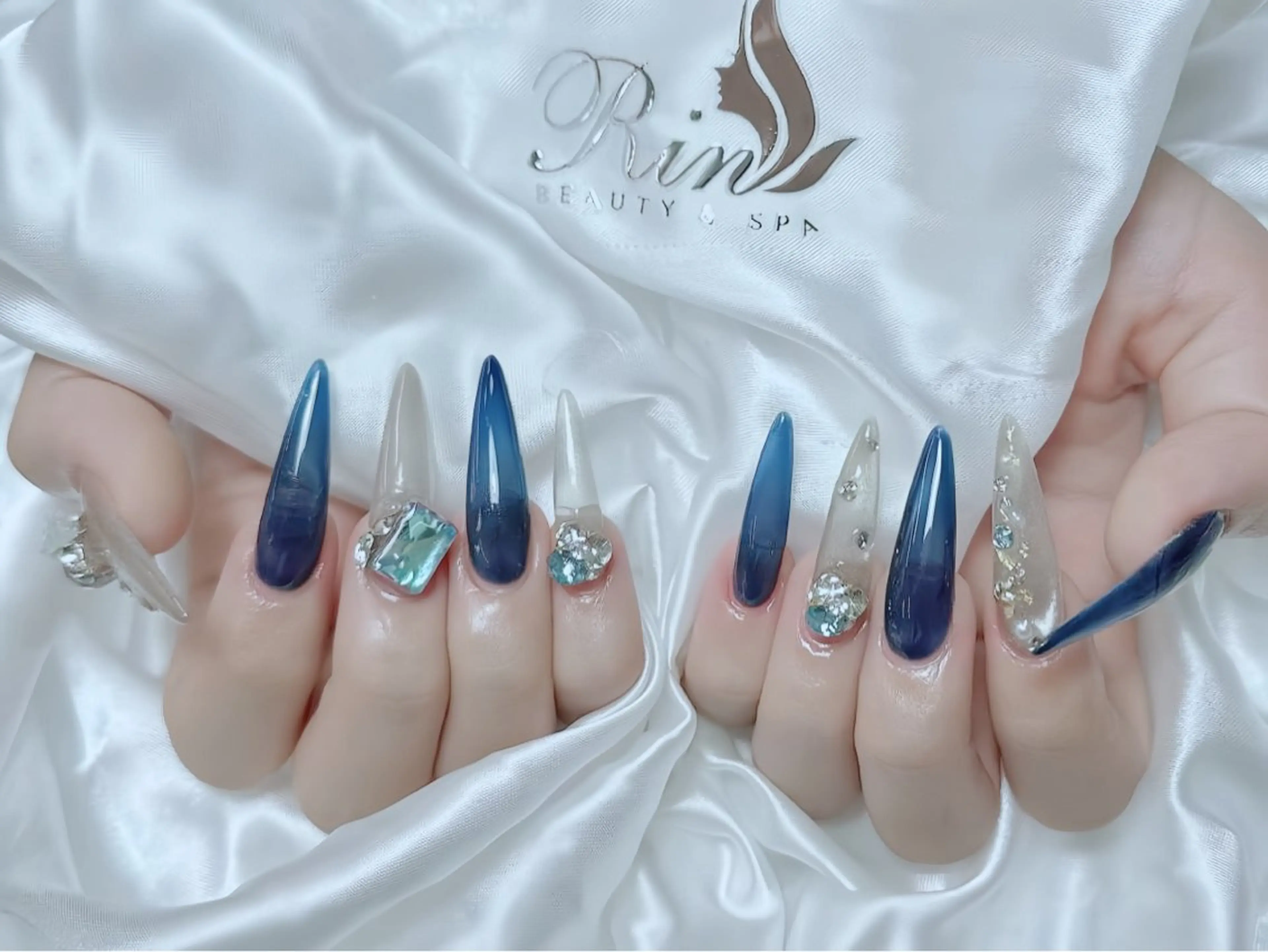 ネイル アニマル柄 ボルドー ブラウン チークネイル フレンチネイル ハンドネイル Rin Nailのネイルデザイン