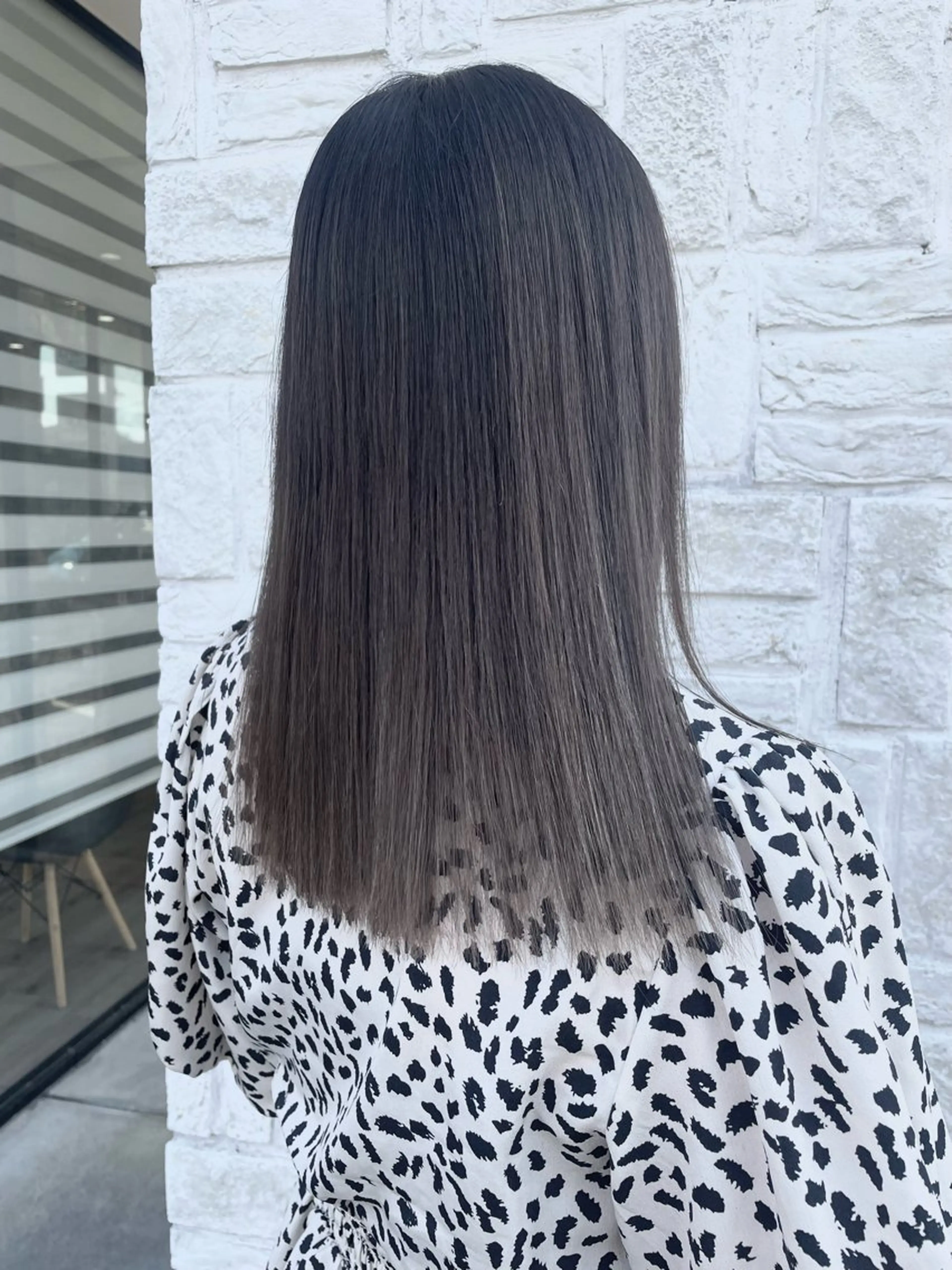 セミロング カラー バレイヤージュ 透明感カラー グレージュ レイヤーカット 德本 奈名美のヘアスタイル