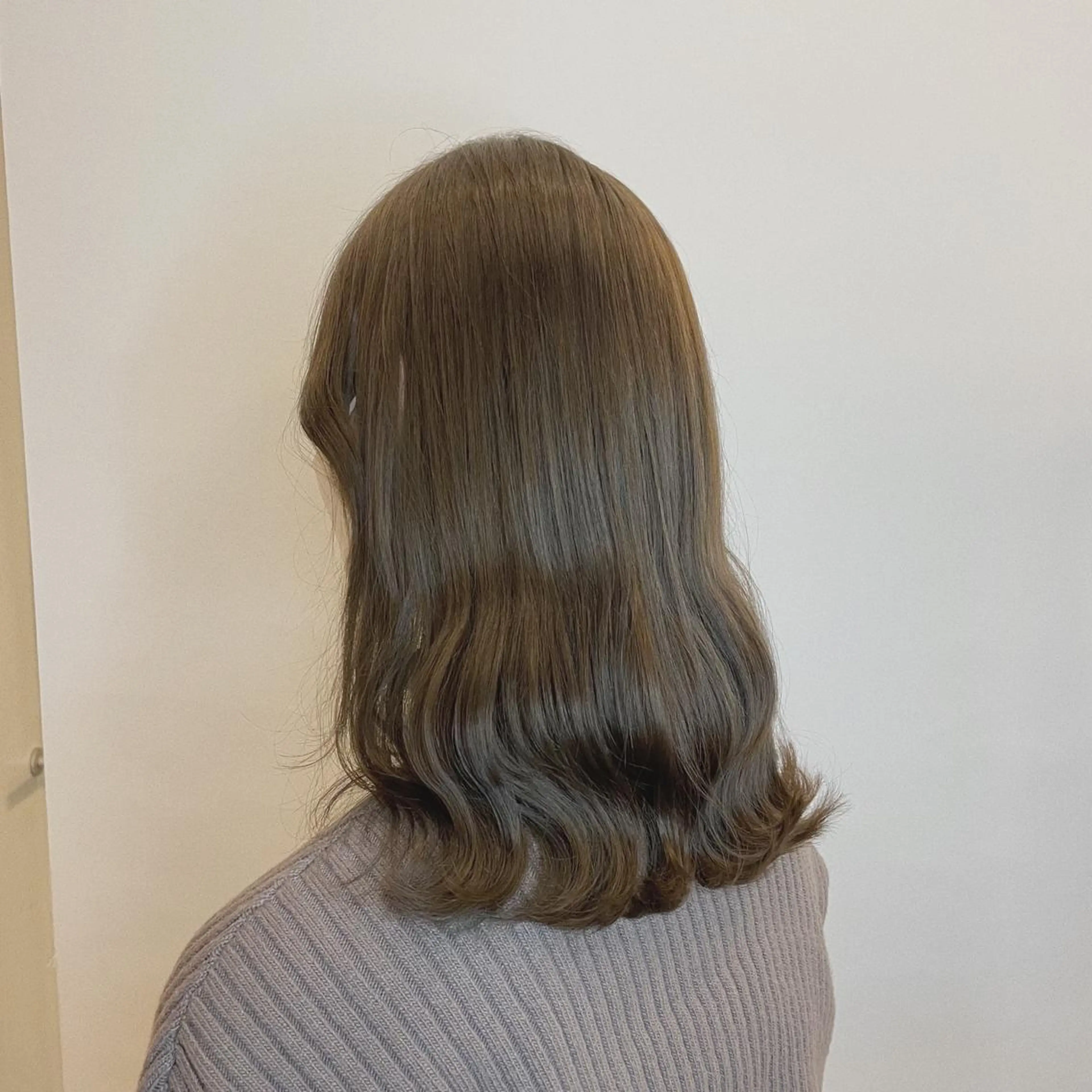 セミロング カラー オリーブカラー 落合 美穂のヘアスタイル