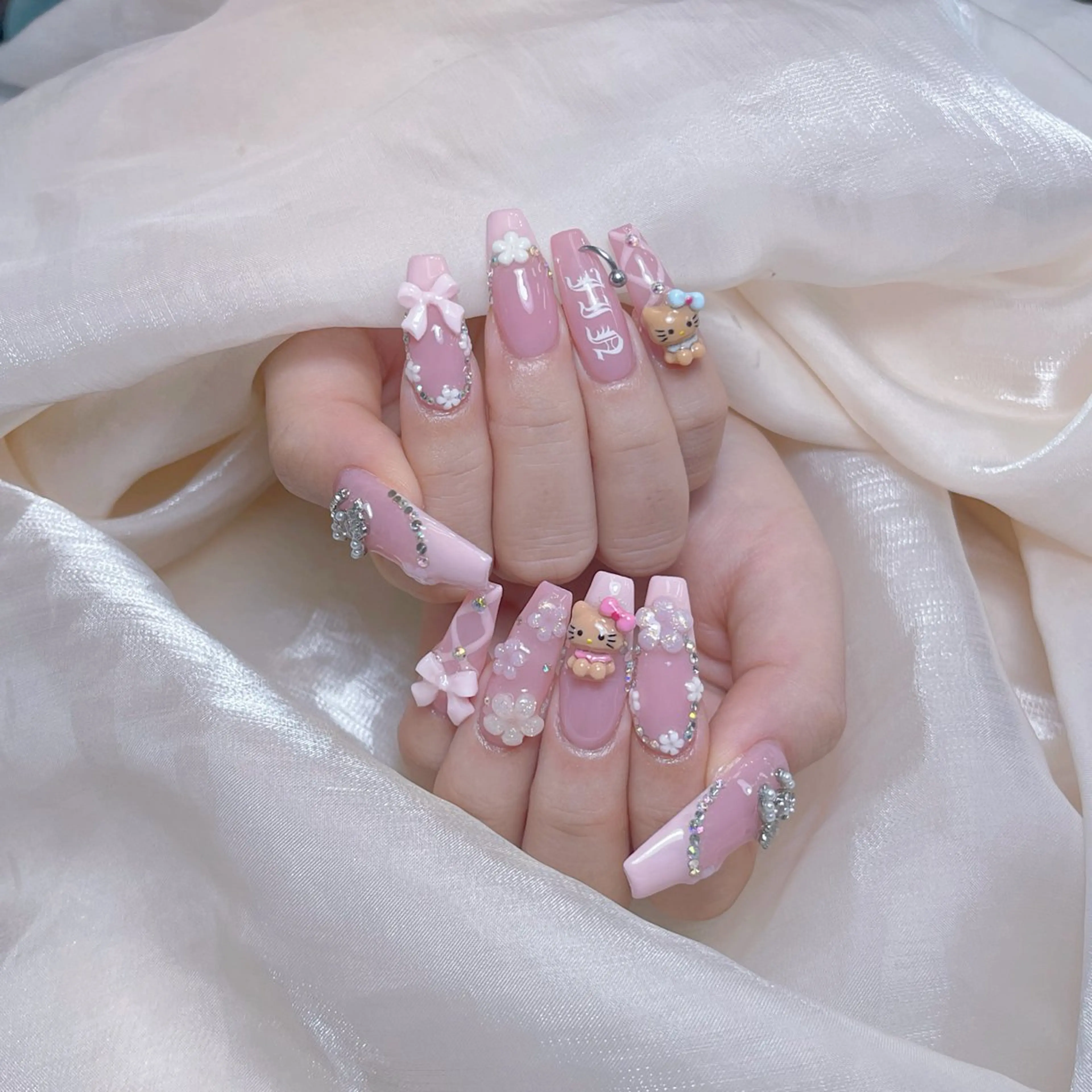 ネイル オーロラネイル フレンチネイル ハート 韓国ネイル レース ハンドネイル MELODY BEAUTY SALON所属・Melody  スカルプ専門店のネイルデザイン